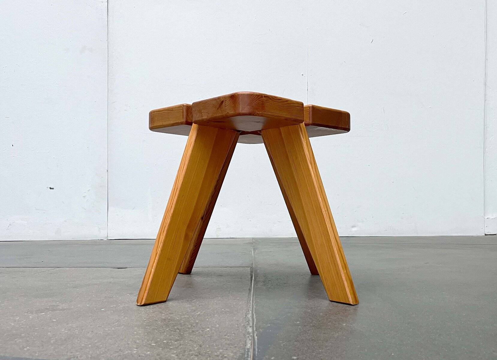 Mid-century modern Apila stool in pine attributed to Rauni Peippo, Finland, 1960s.