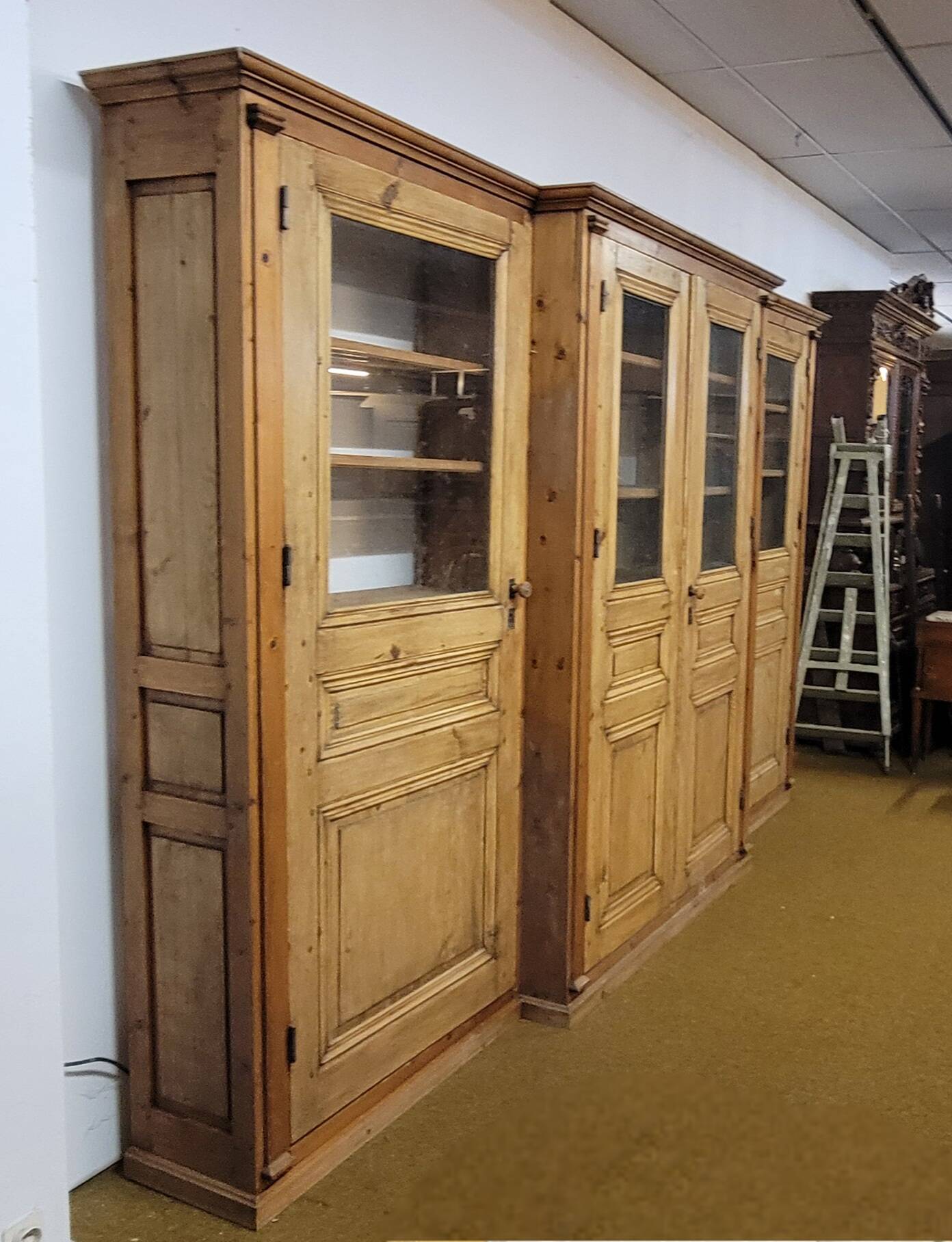 Monumental library of pine wood, from the 19th century.