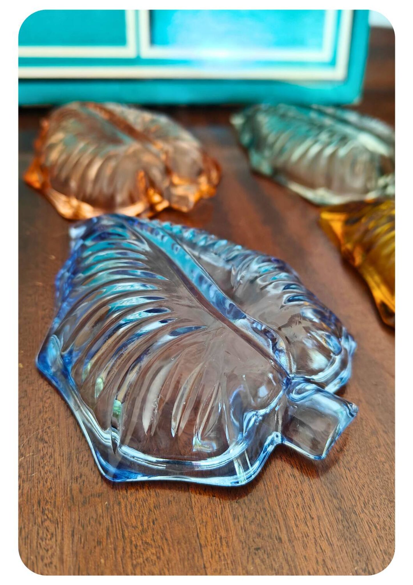 6 assiettes en forme de feuille en verre pressé Arlequin, milieu XXème