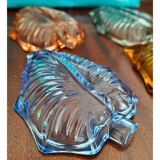 6 assiettes en forme de feuille en verre pressé Harlequin, milieu XXème