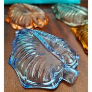 6 assiettes en forme de feuille en verre pressé Arlequin, milieu XXème