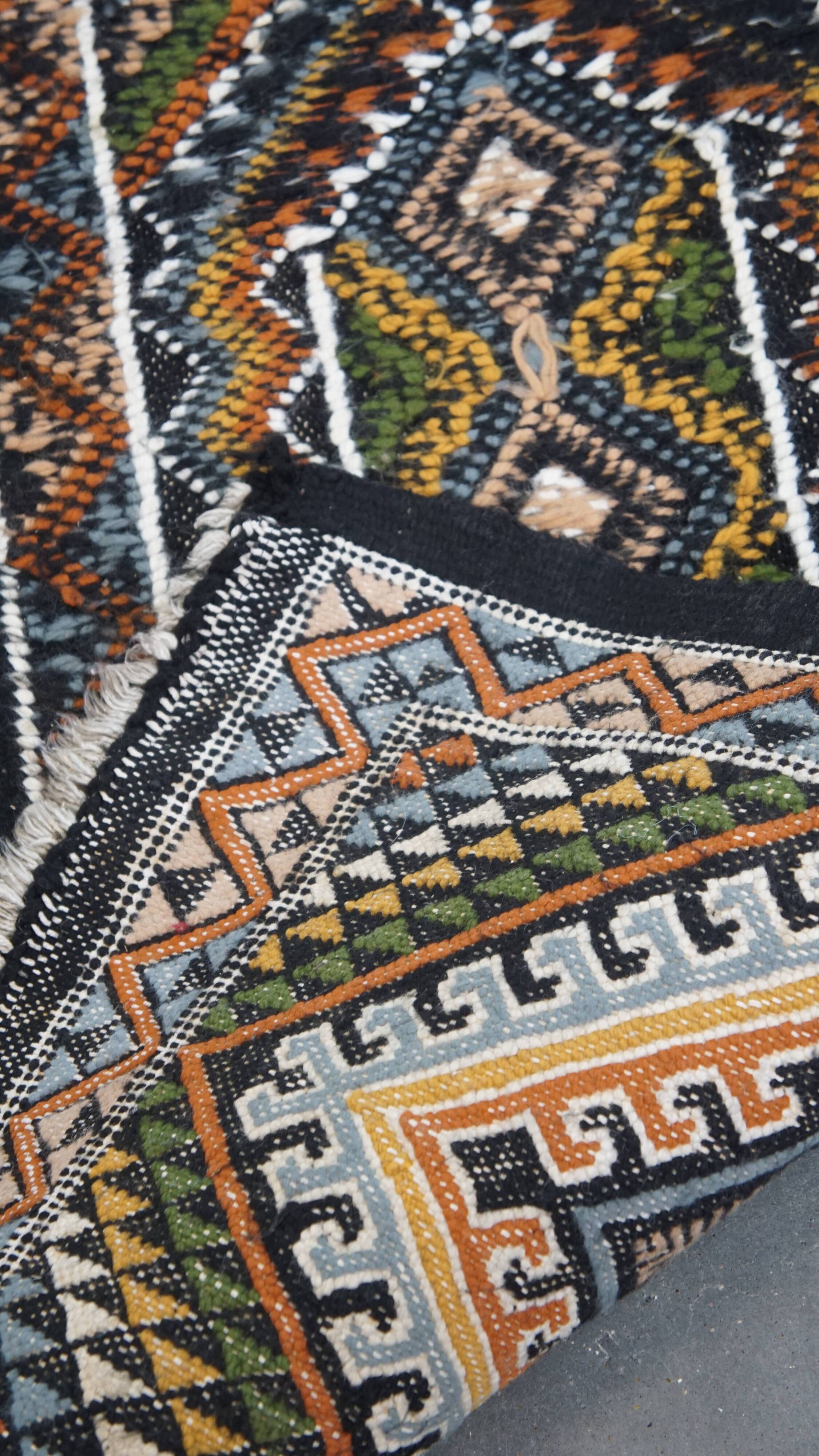 Tapis coloré noué à la main avec motif – 108x50 cm