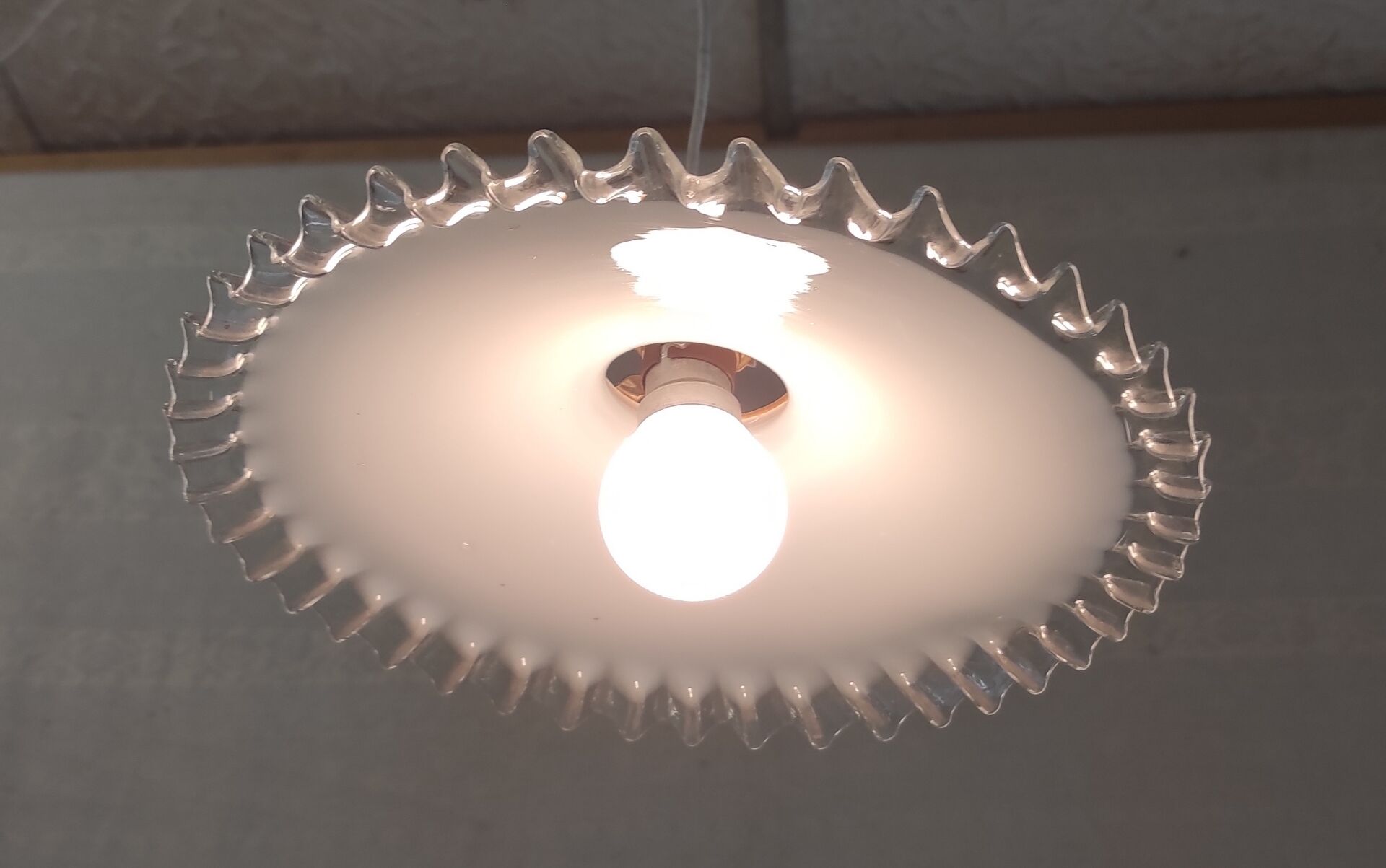 Abat-jour en verre opalin plissé - mid.XXeme