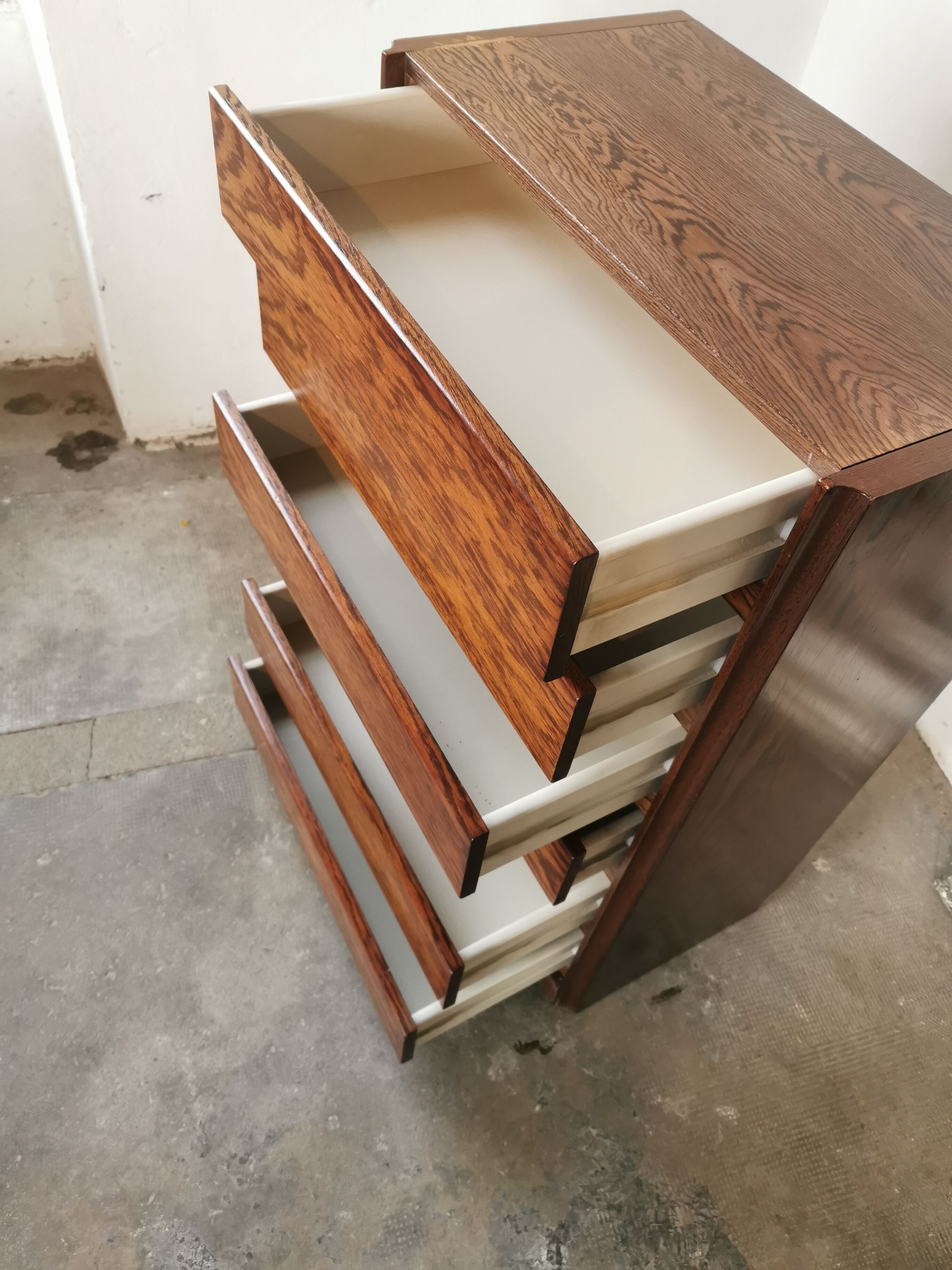 Weekly chest of drawers