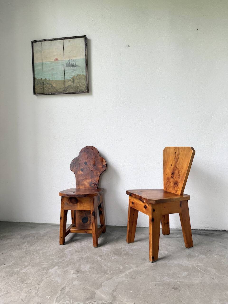 Paire de chaises brutalistes savoyardes en pin