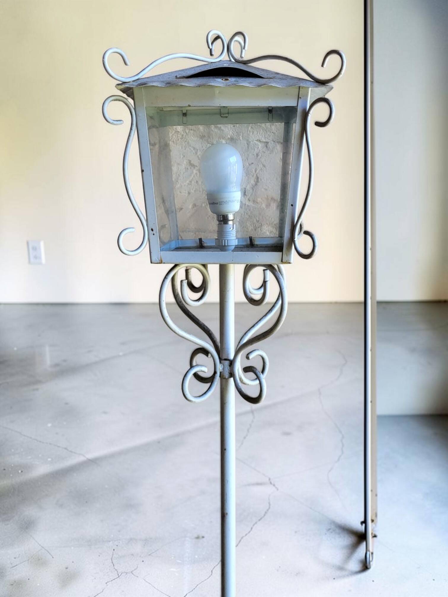 Wrought iron floor lamp (*2)