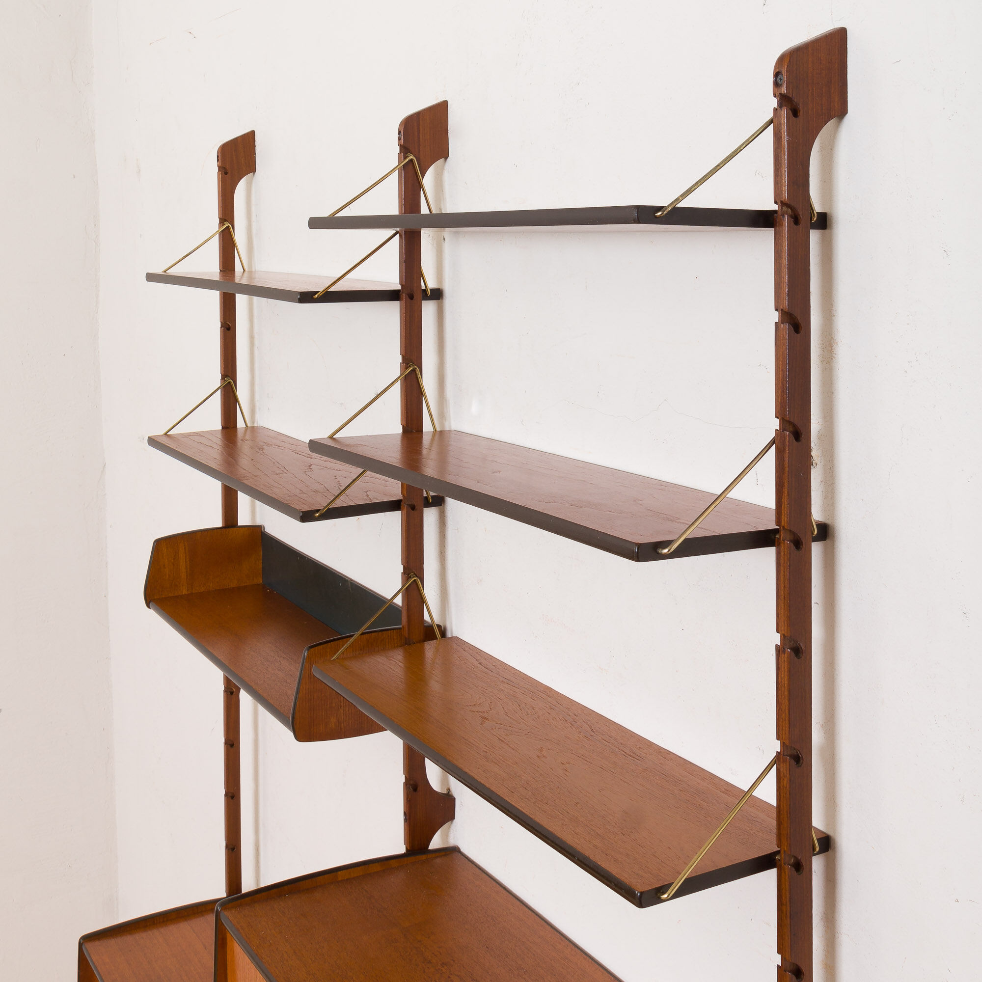 Ergo Wall Unit in teak with 6 shelves and 2 cabinets by John Texmon for Blindheim Møbelfabrikk, 2 ba