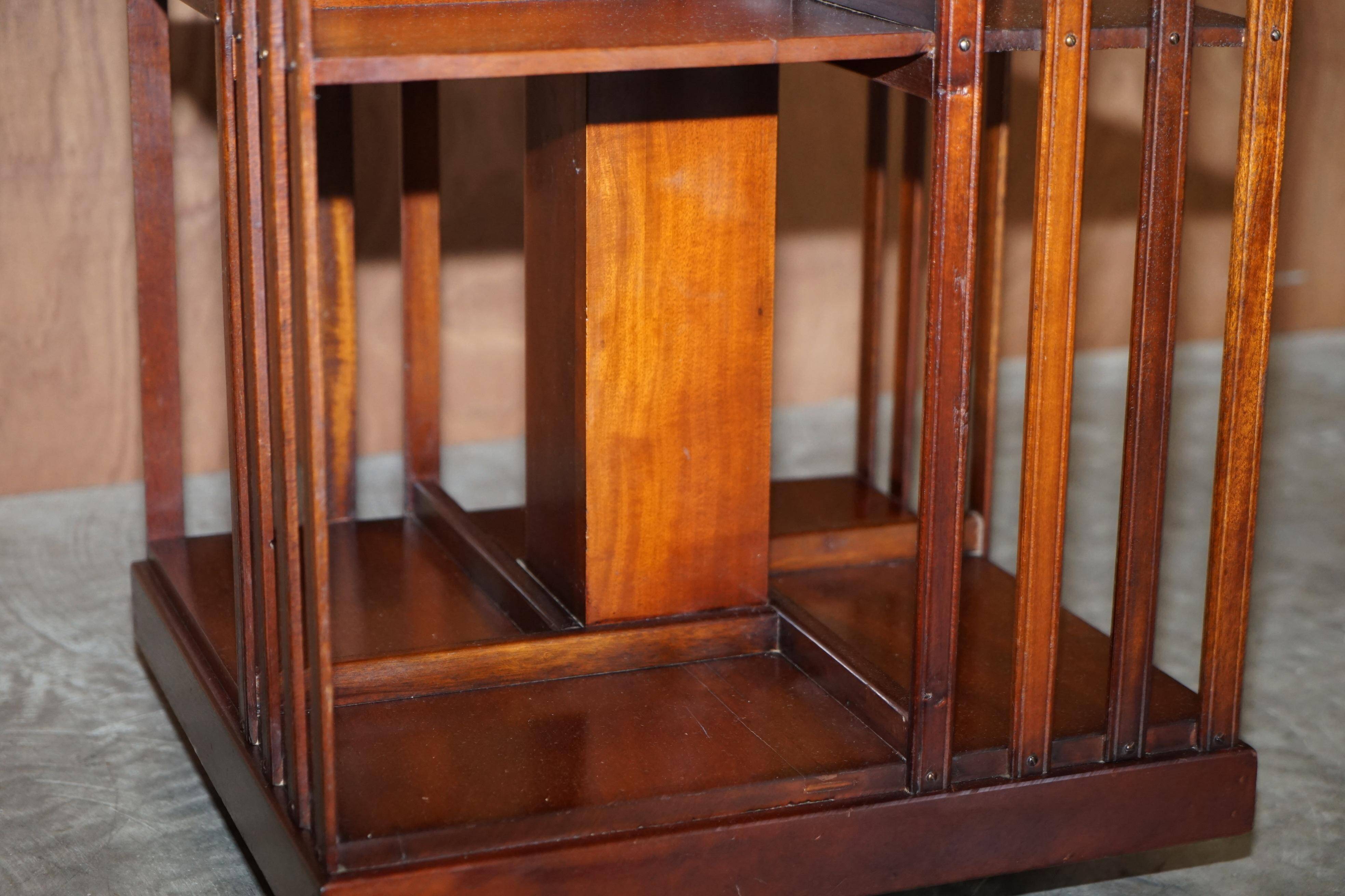 Table bibliothèque tournante Sheraton Revival en acajou et bois de satin