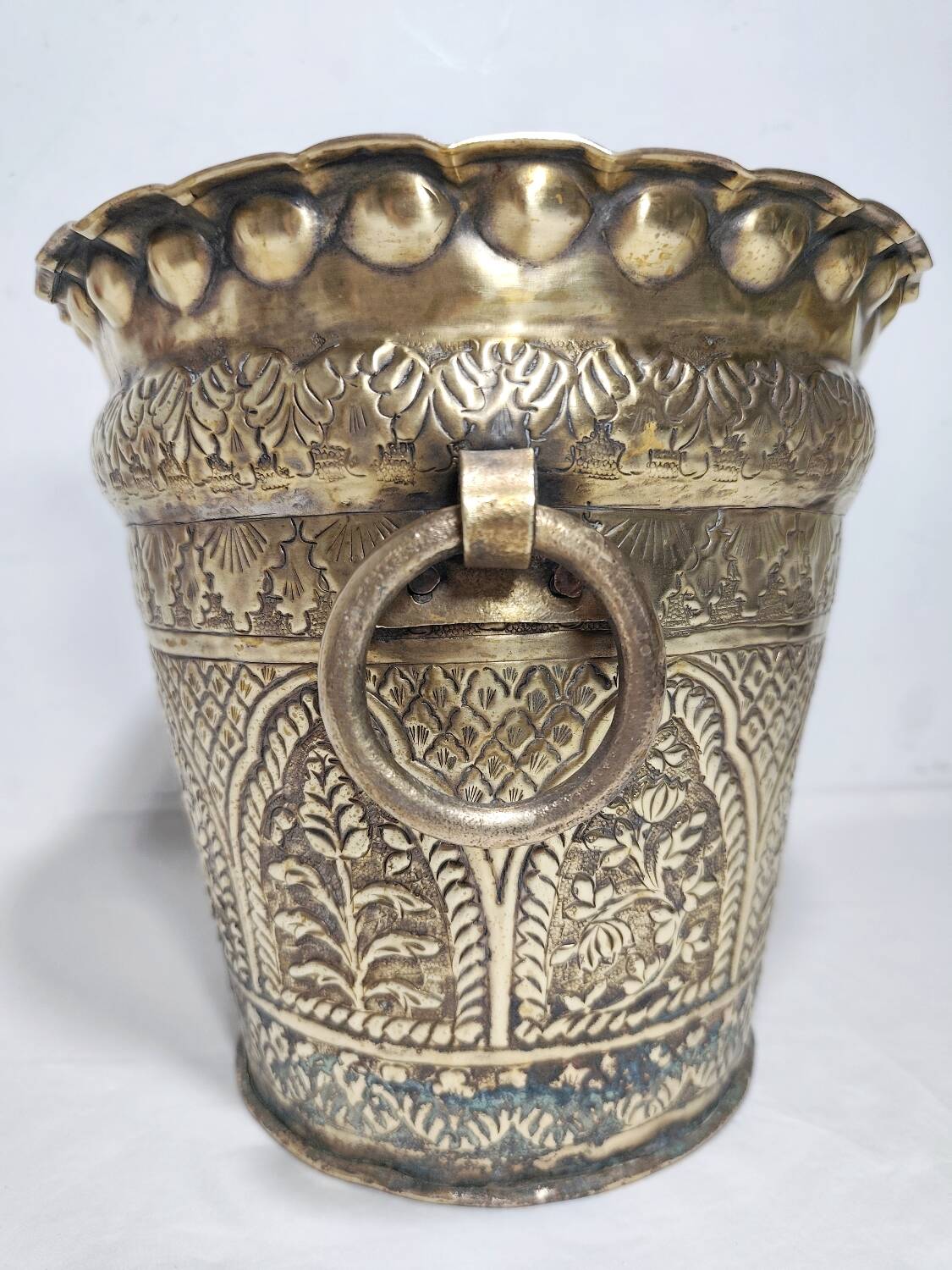 Macetero de bronce. España, 1980s.