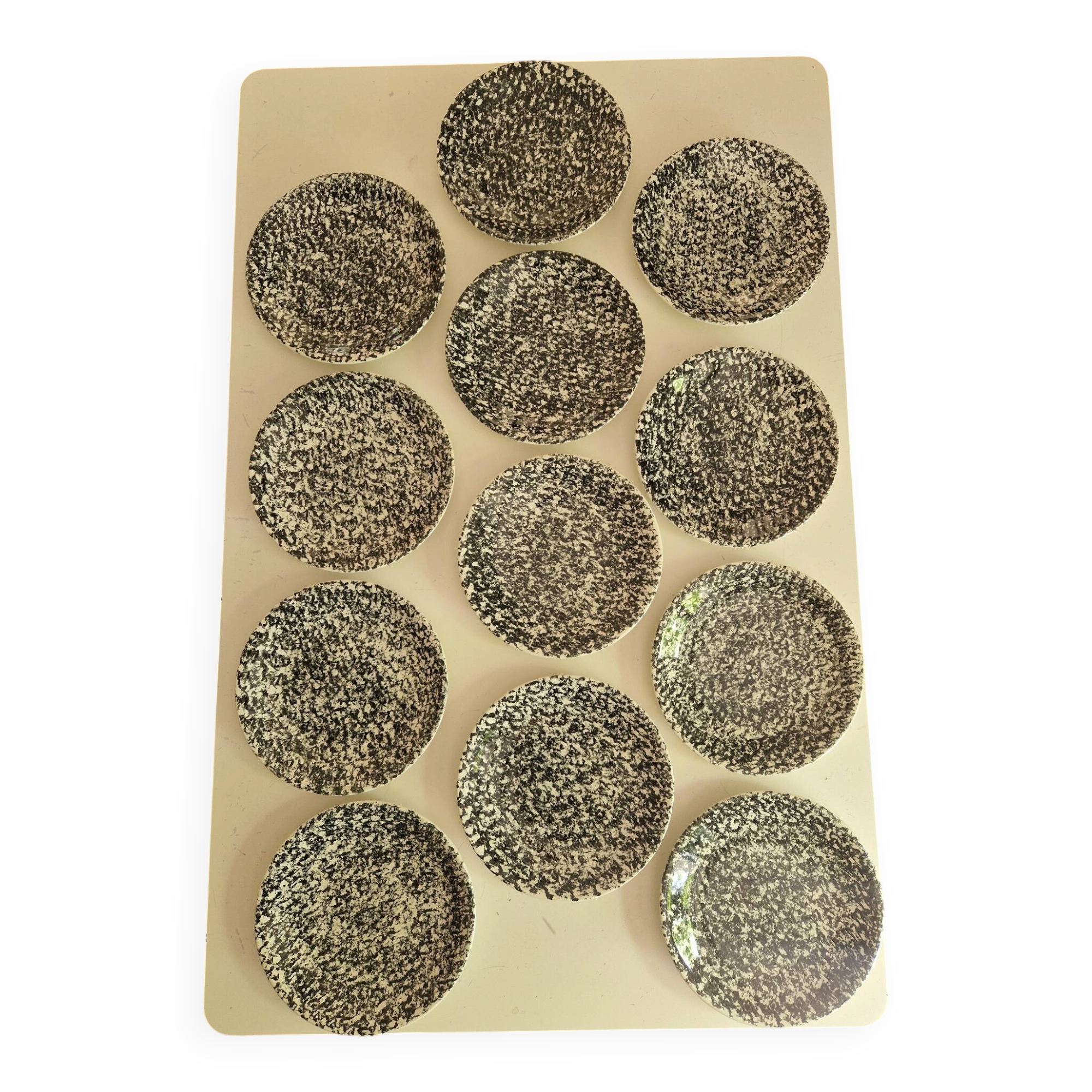 12 assiettes plates moucheté noir manufacture Chantilly France