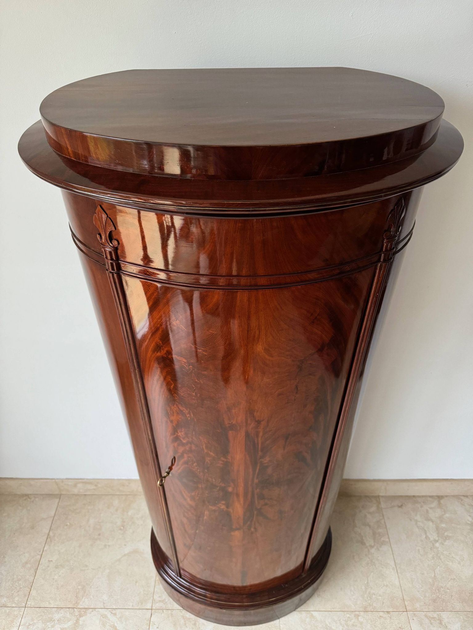 Somno “Column” or Cylindrical Cabinet, in flamed mahogany, Copenhagen, 1830-1840