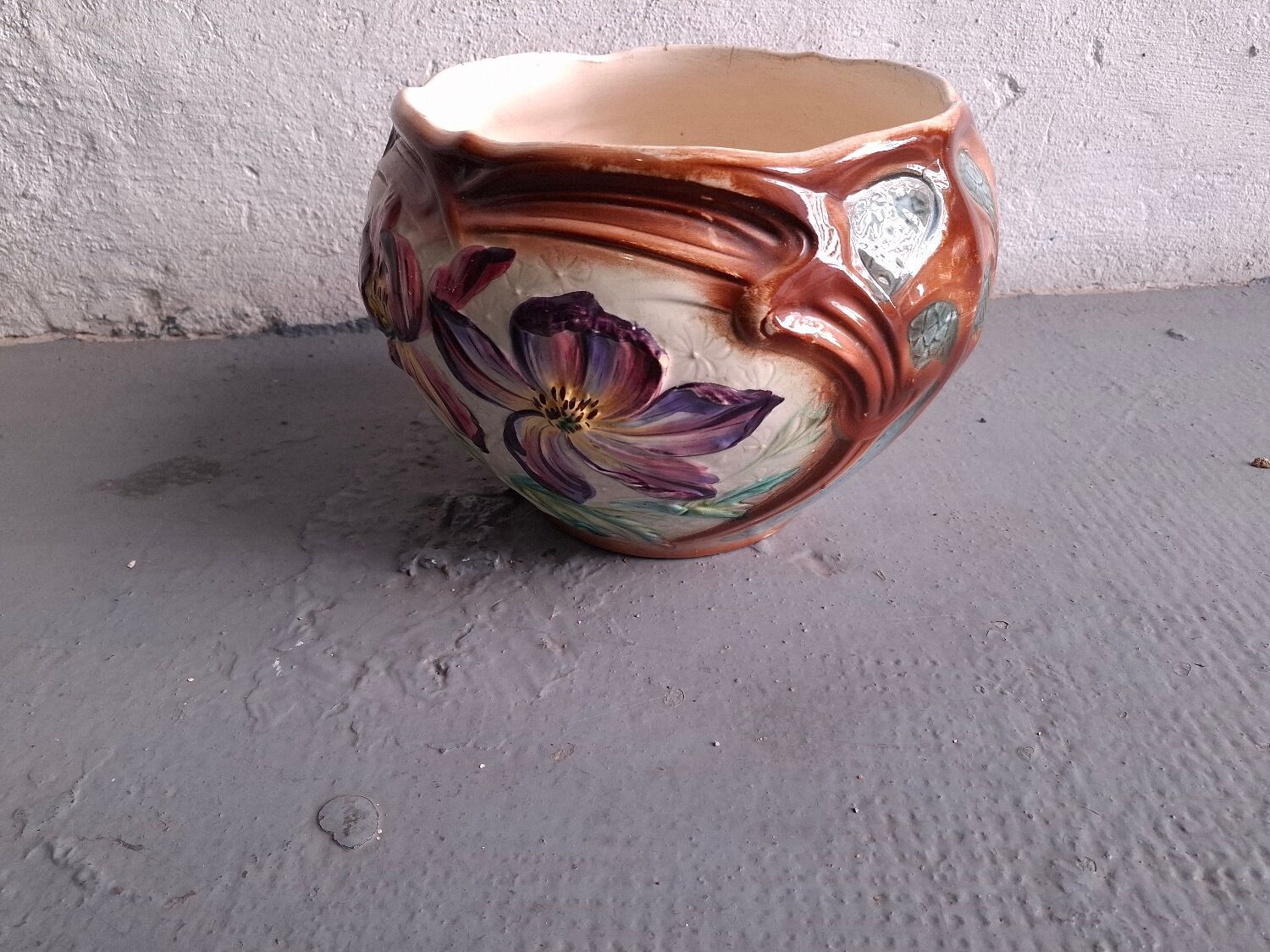 Vase , cache pot en barbotine art nouveau