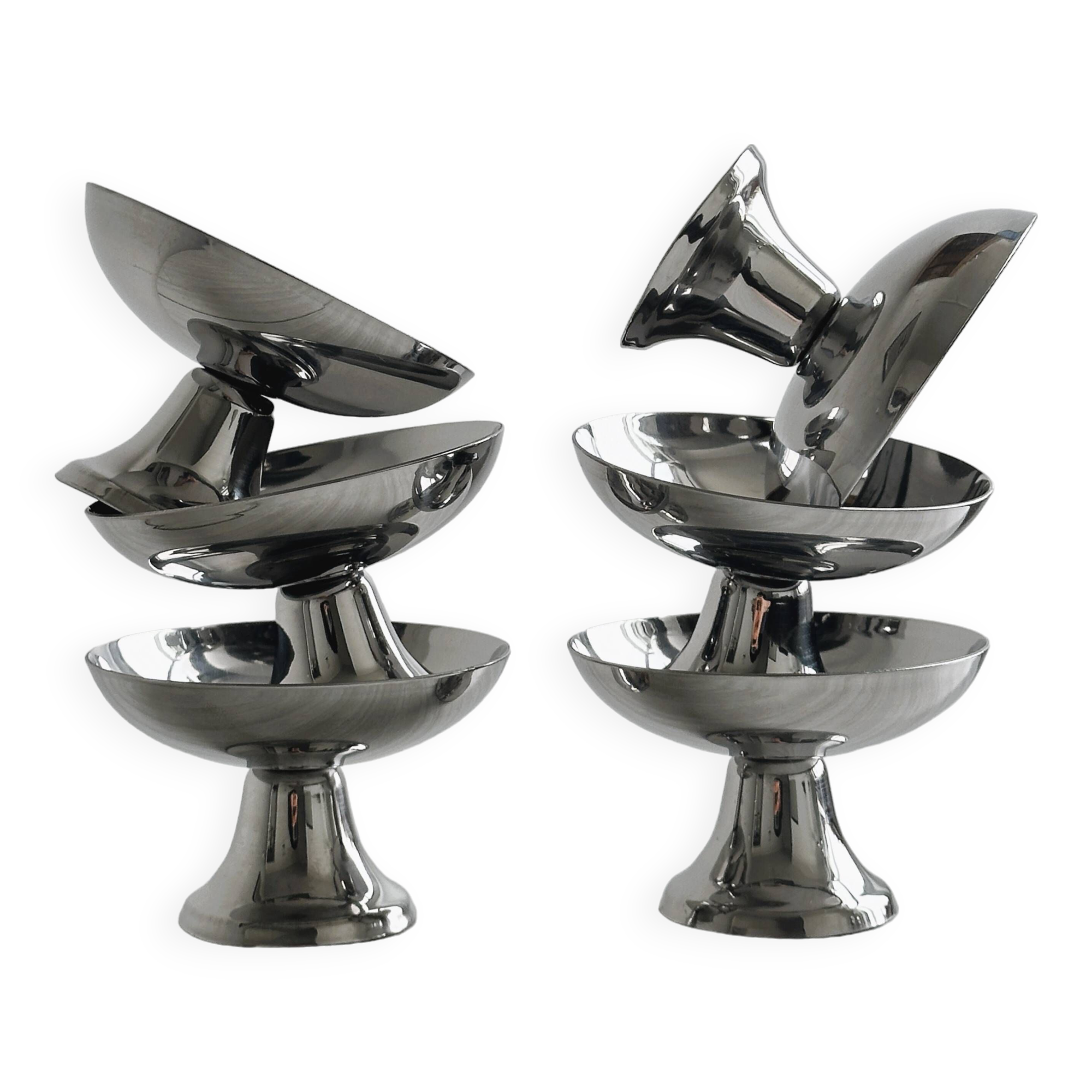 6 silver-plated metal bowls.