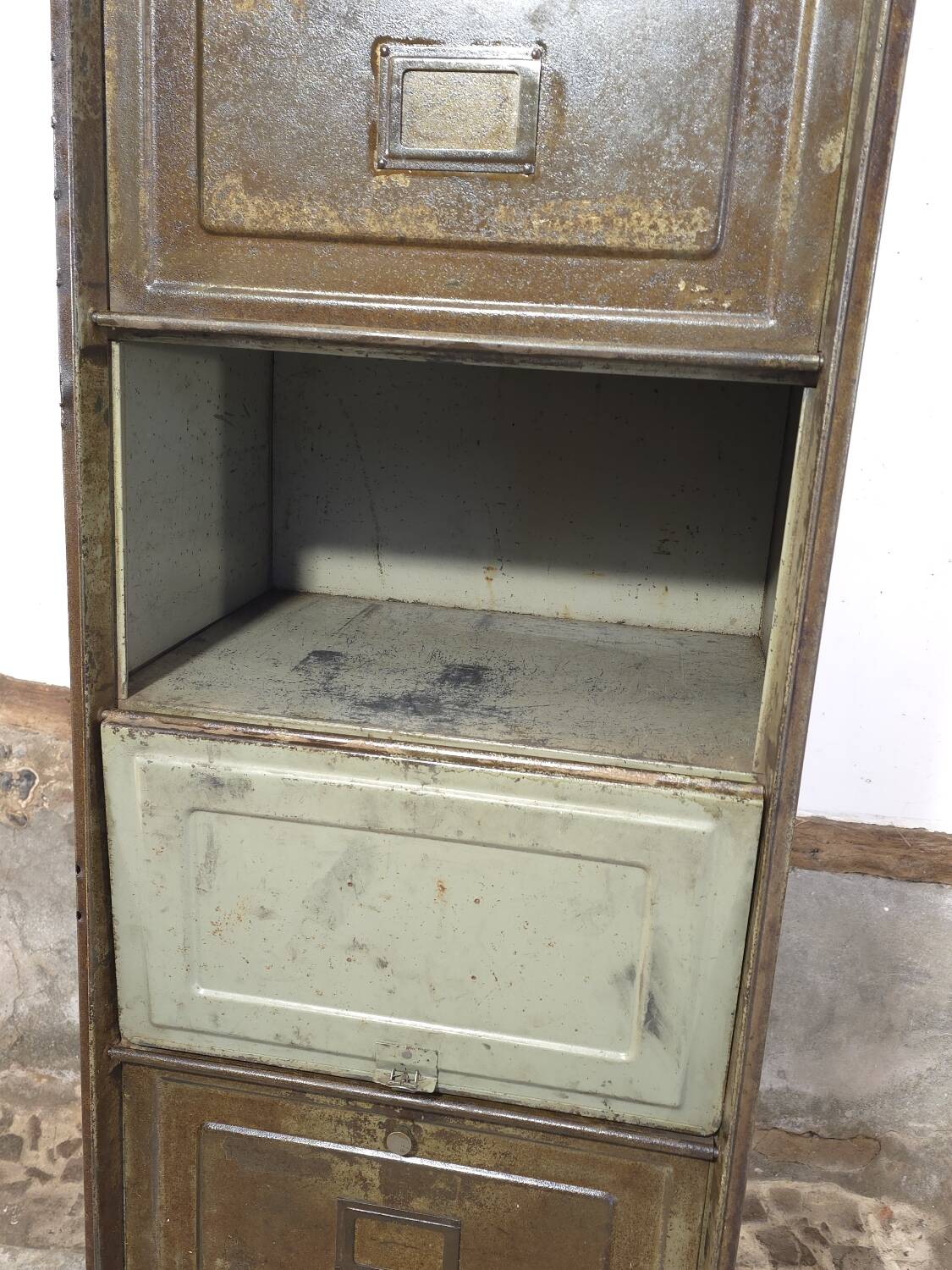 Large metal cabinet with flaps, Strafor or Ronéo style