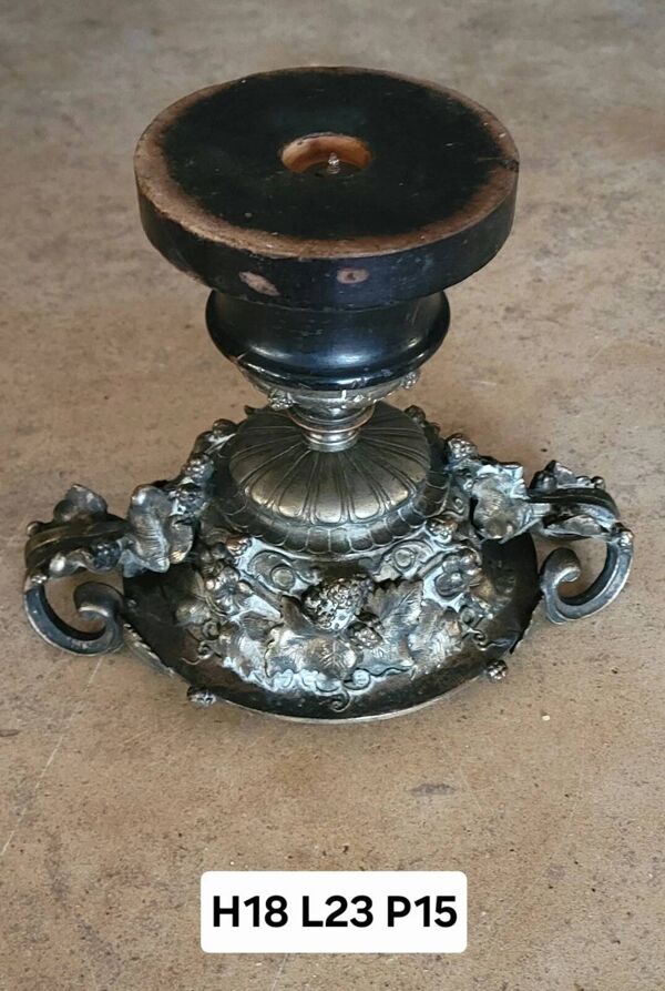 Coupe en bronze patiné, richement ornée de feuillages, grappes de raisin