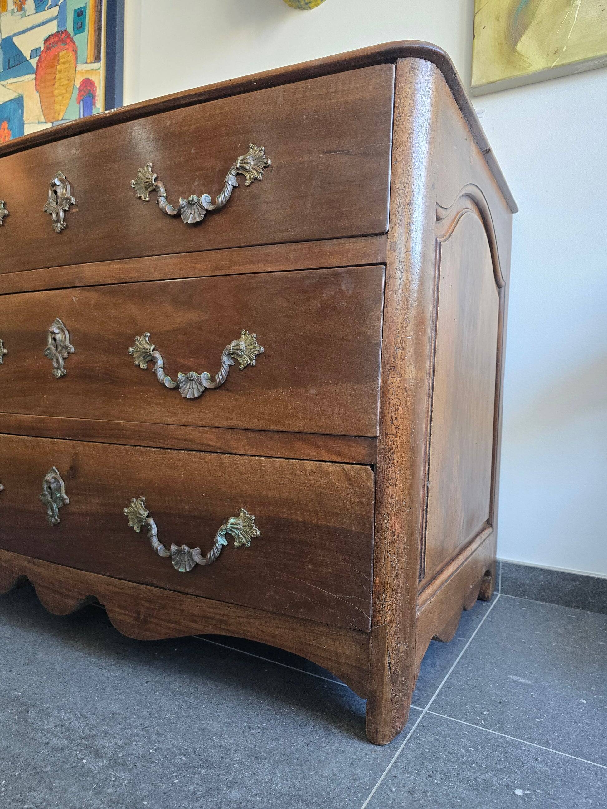 Provincial walnut commode – Louis XIV / Regency period – Early 18th century