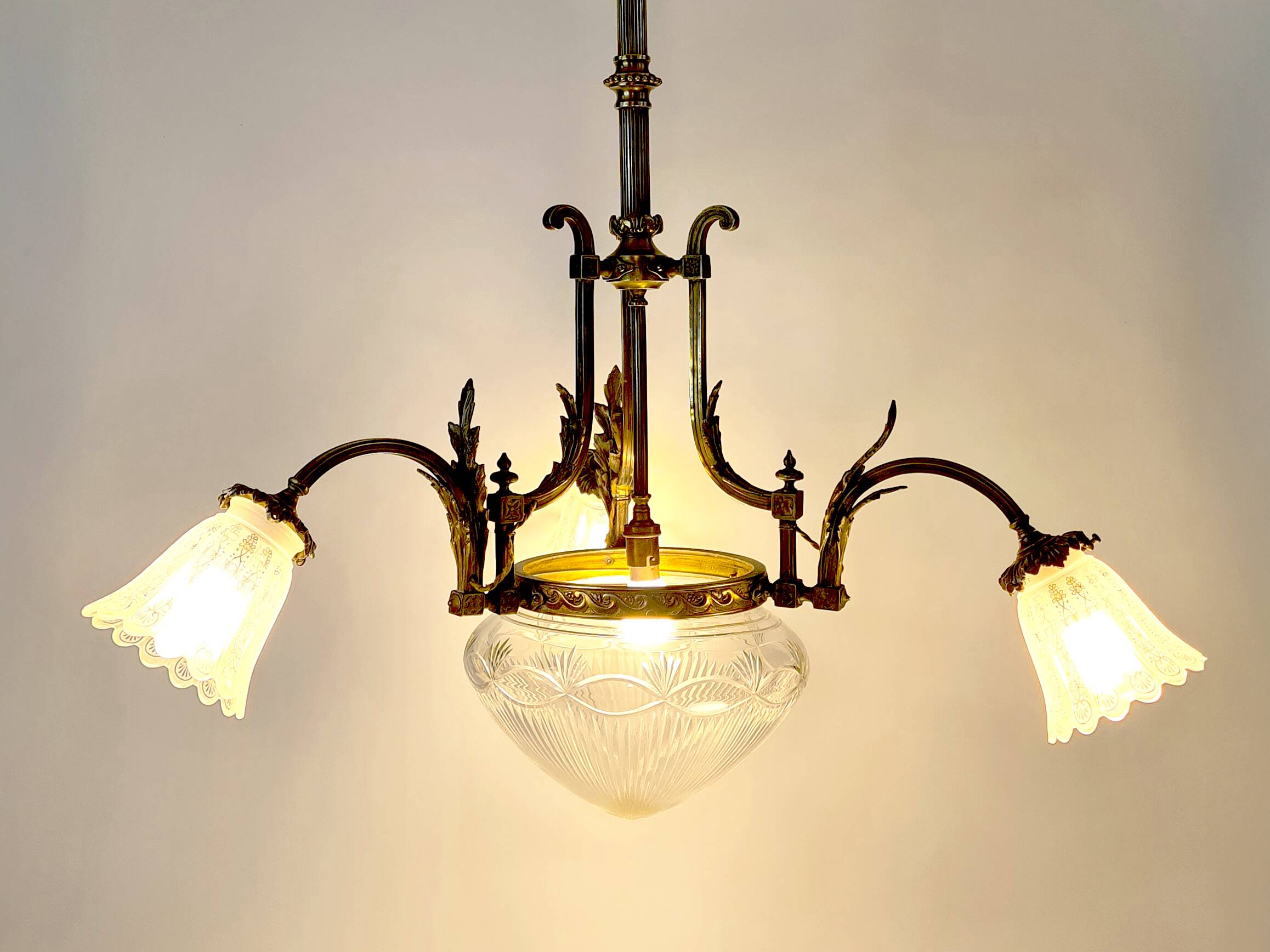Lustre majestueux en laiton & cristal taillé – Fin XIXe