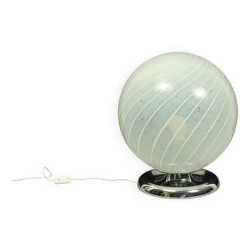 Lampe de table boule tourbillonnante en verre de Murano du milieu du siècle avec base chromée