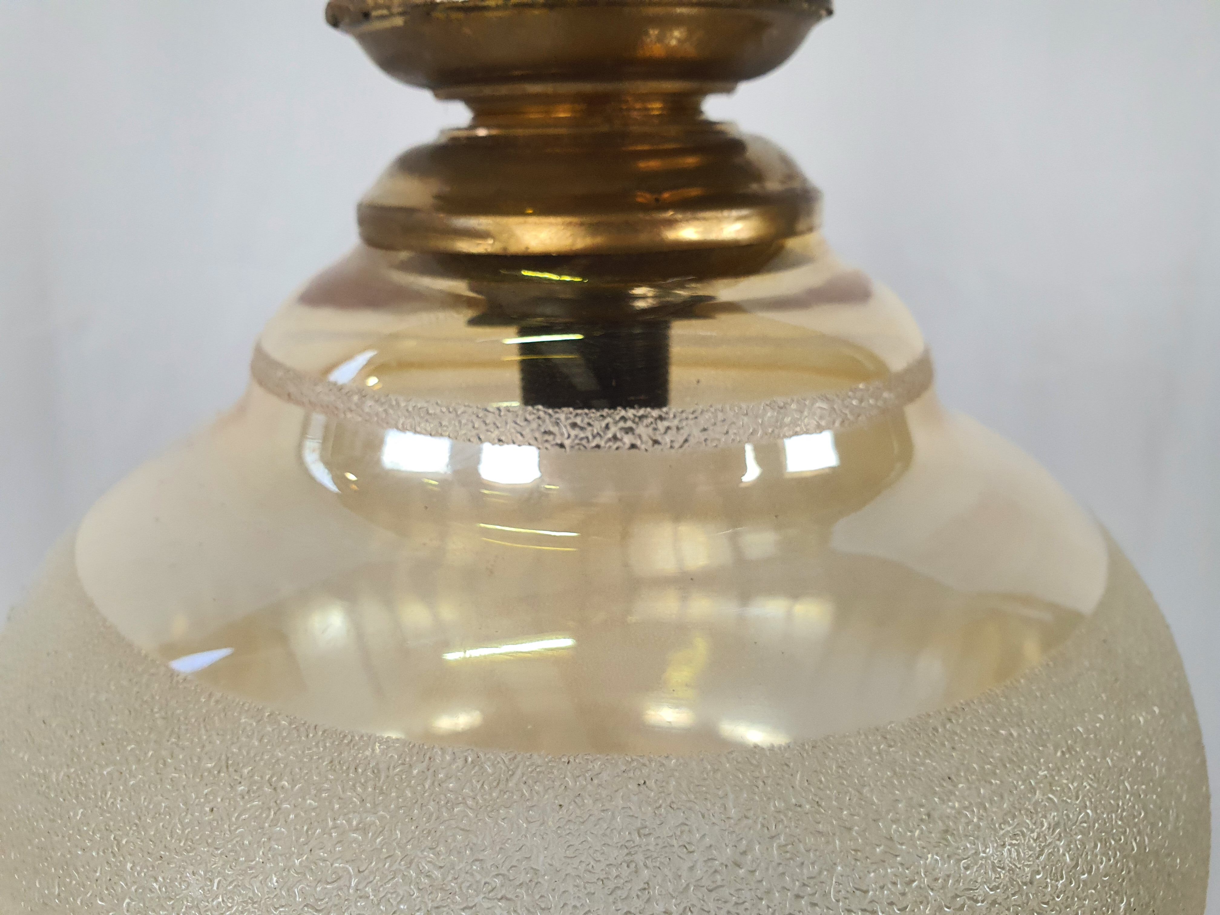 Lustre en verre travaillé et laiton