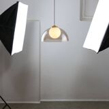Lampe à suspension italienne en laiton, opaline et plexiglas de l'ère spatiale