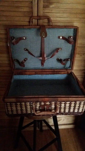 Wicker picnic case