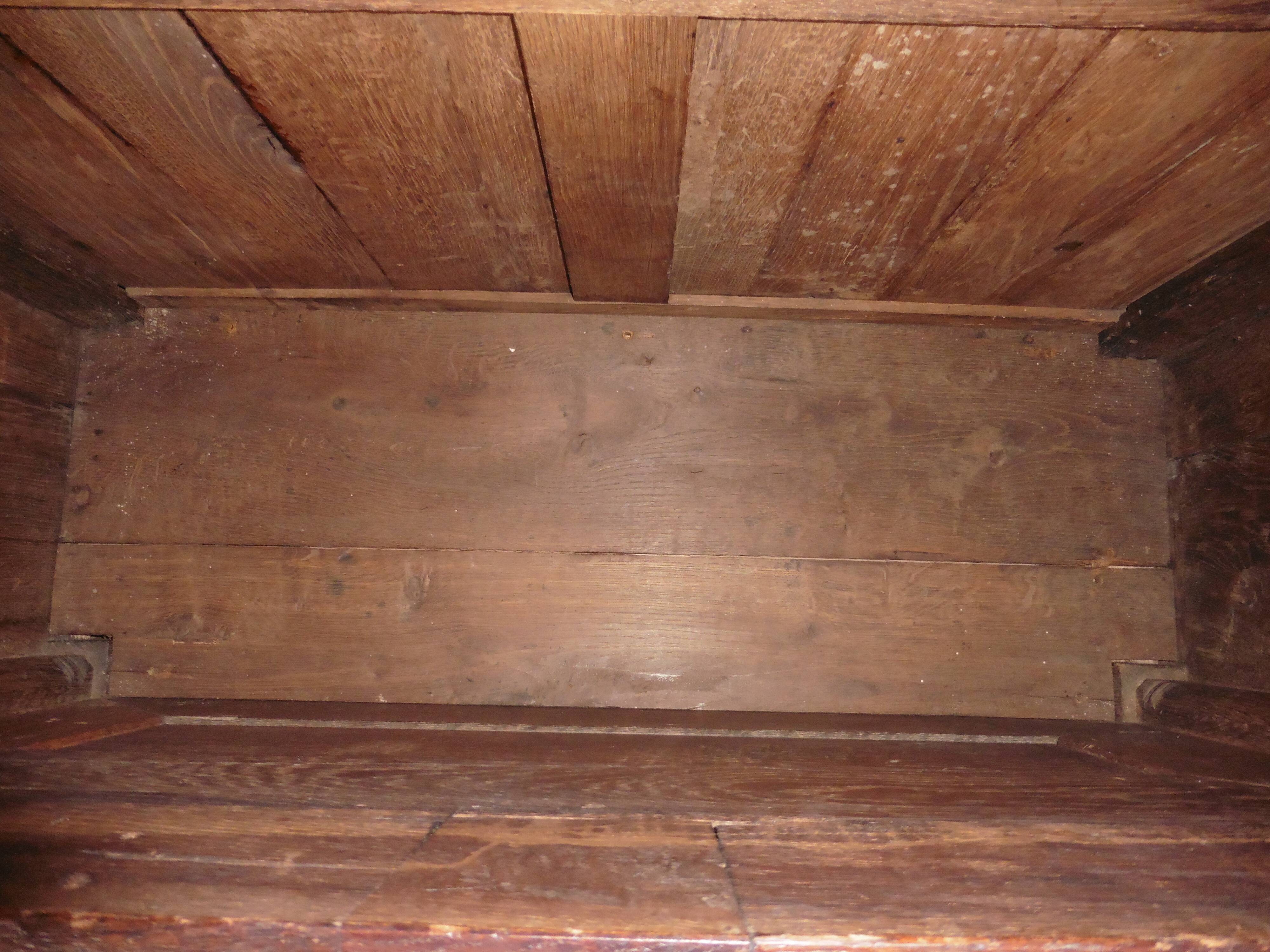 Coffre ancien en bois sculpté, style Renaissance