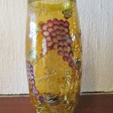 Vase en verre jaune, peinture craquelée, motifs raisins