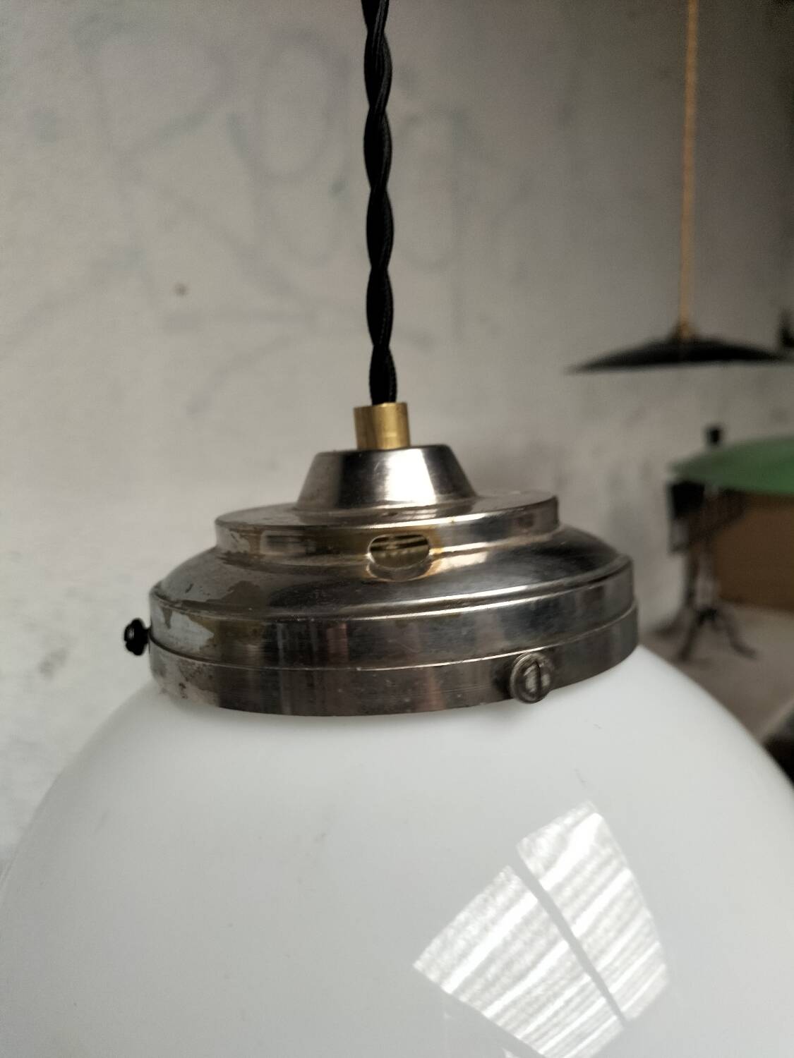Opaline ball suspension