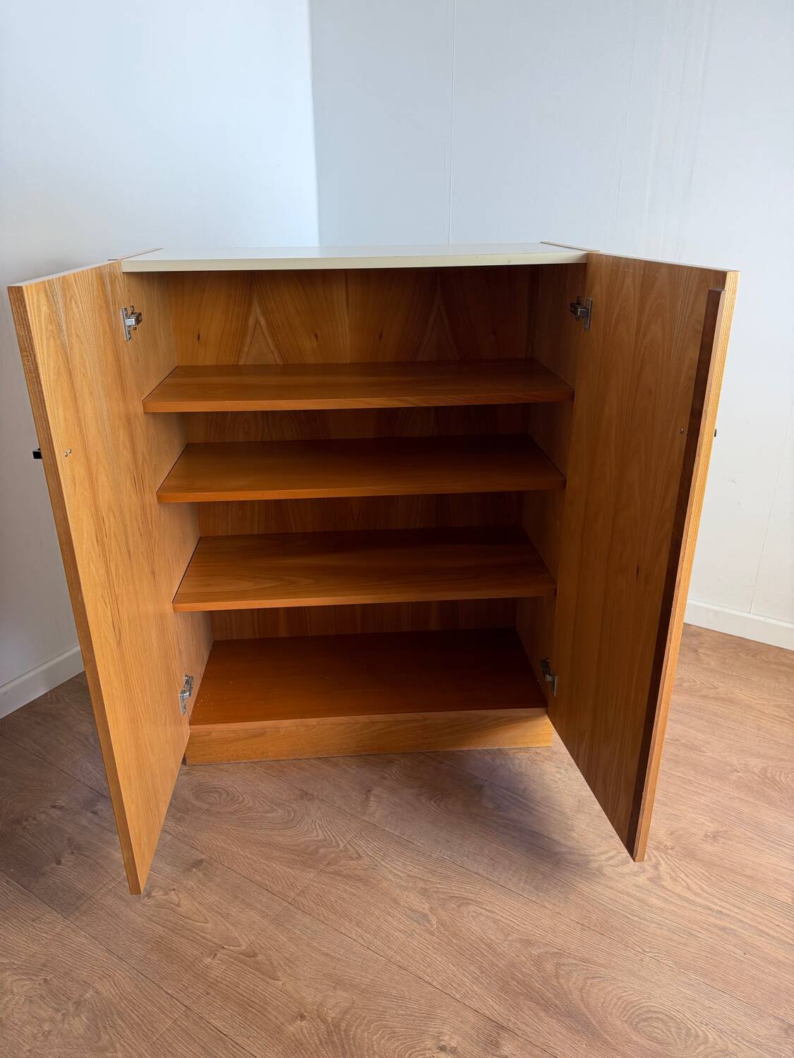 Armoire vintage