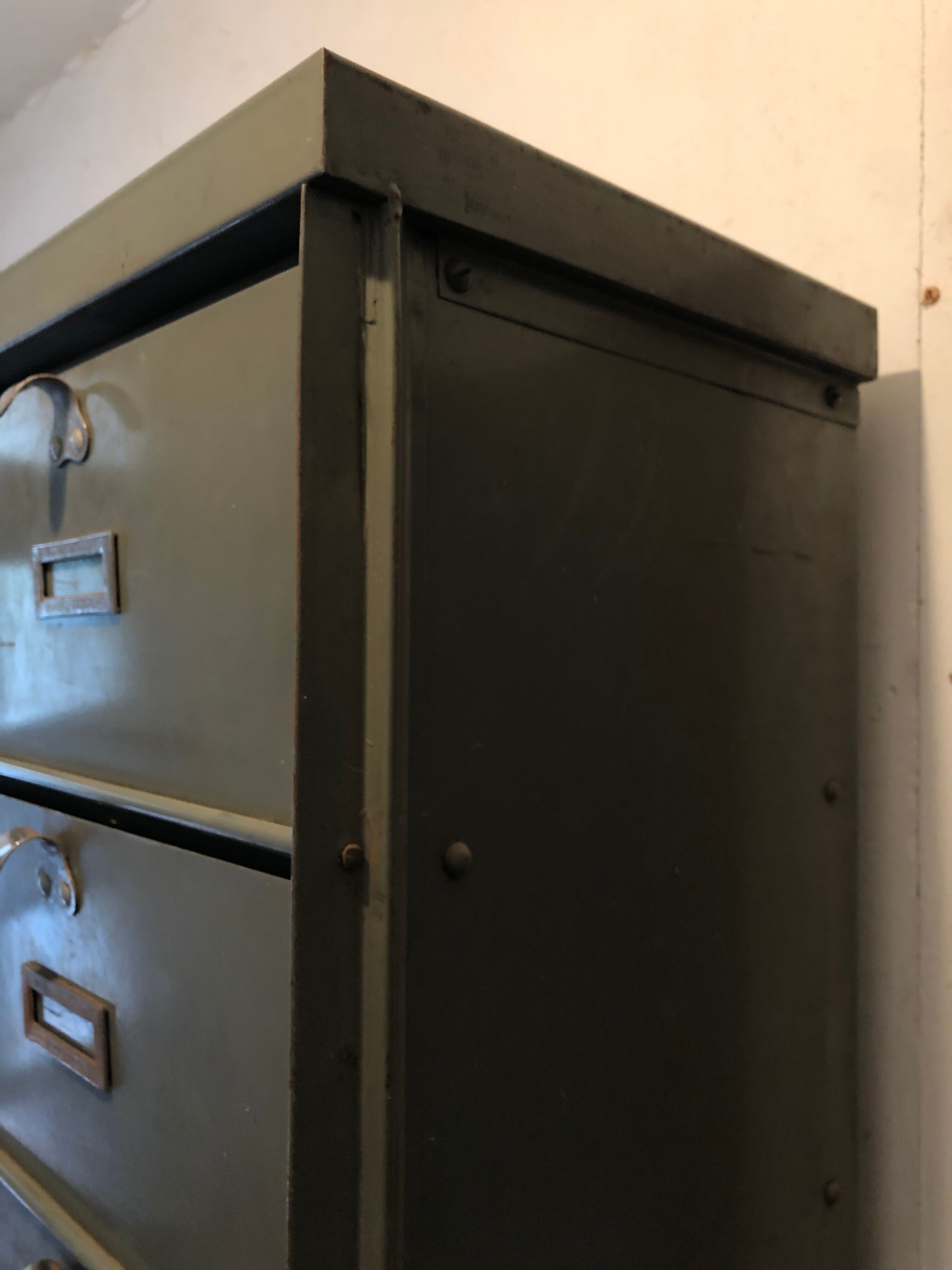 Industrial locker cabinet with valves