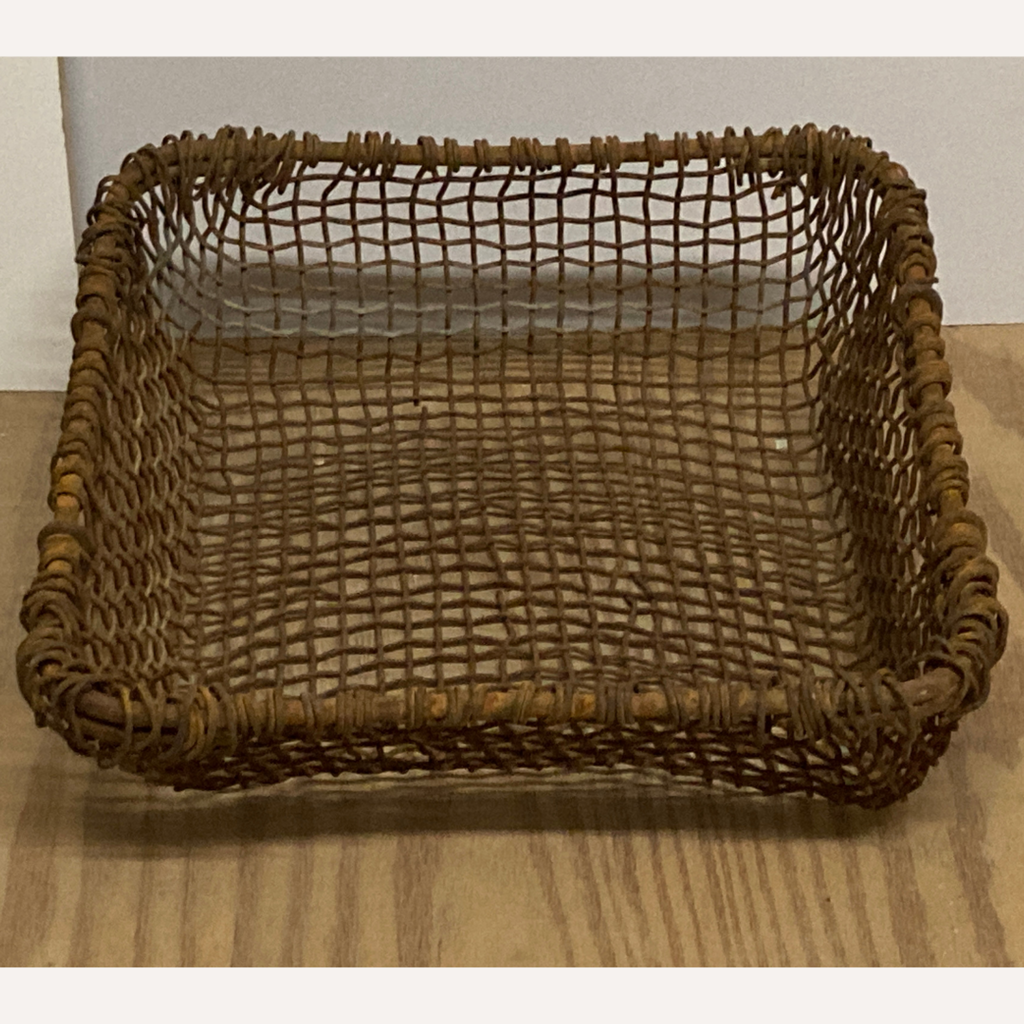 Panier de cheminée en métal rustique tissé antique, Pays-Bas vers 1900
