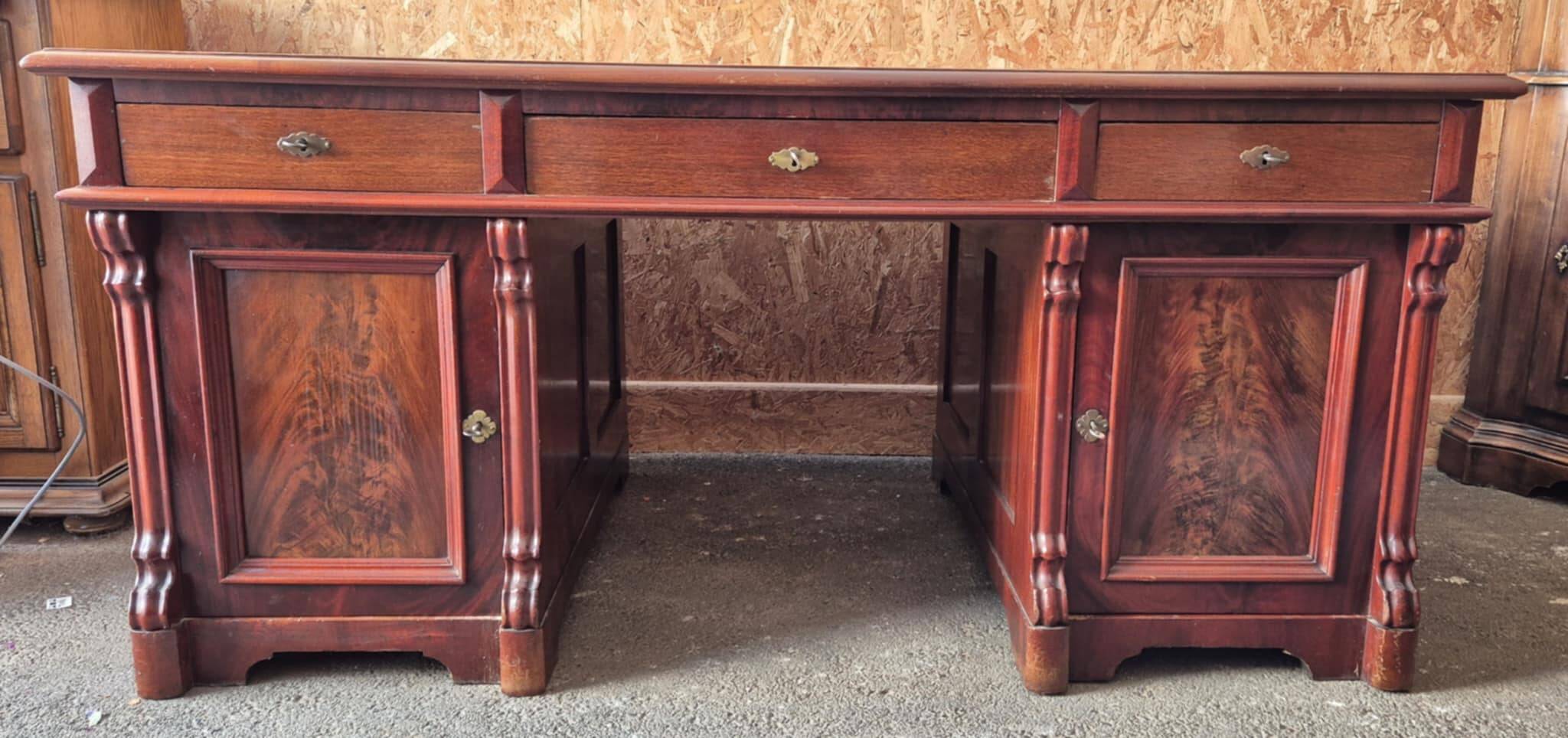 Minister's Pedestal Office