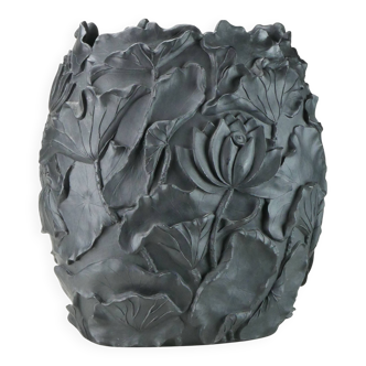 Black resin vase Lotus publisher VGnewtrend