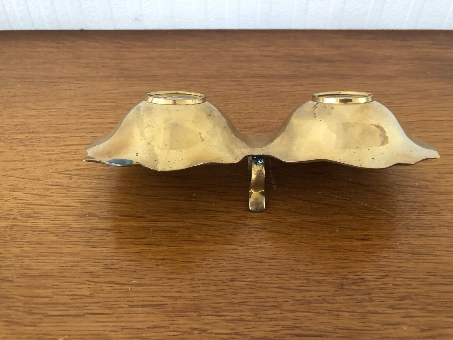 Empty pockets in brass and floral decoration