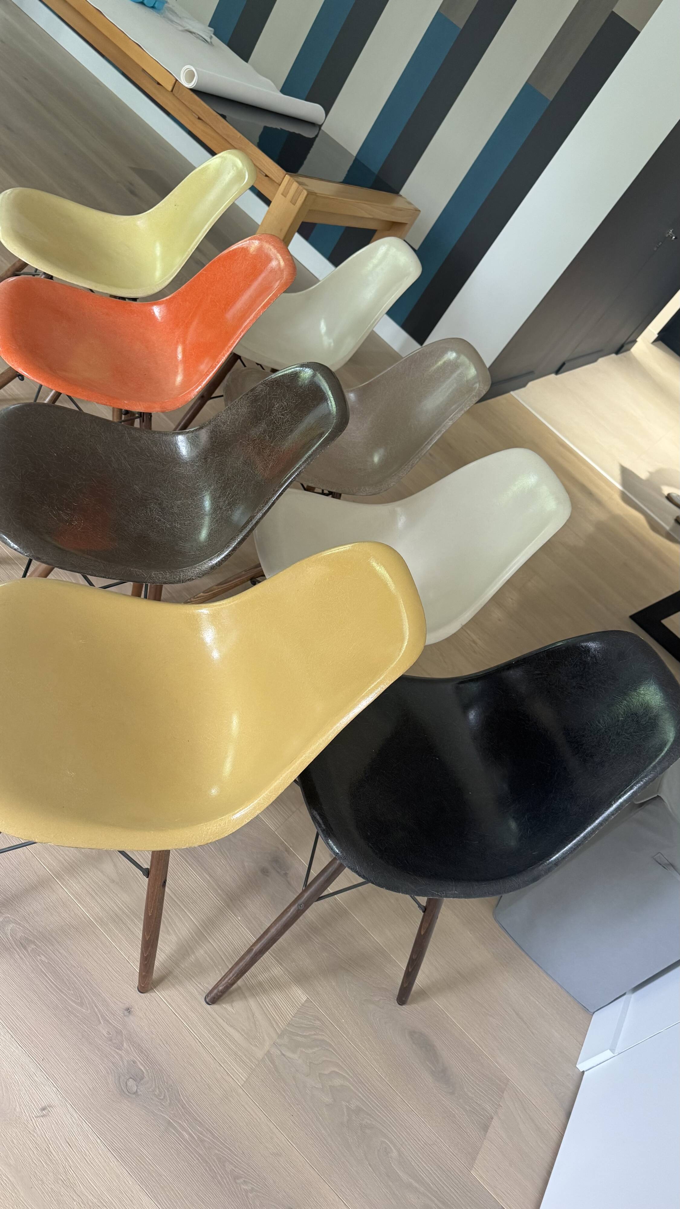 8 chaises Eames par Herman Miller