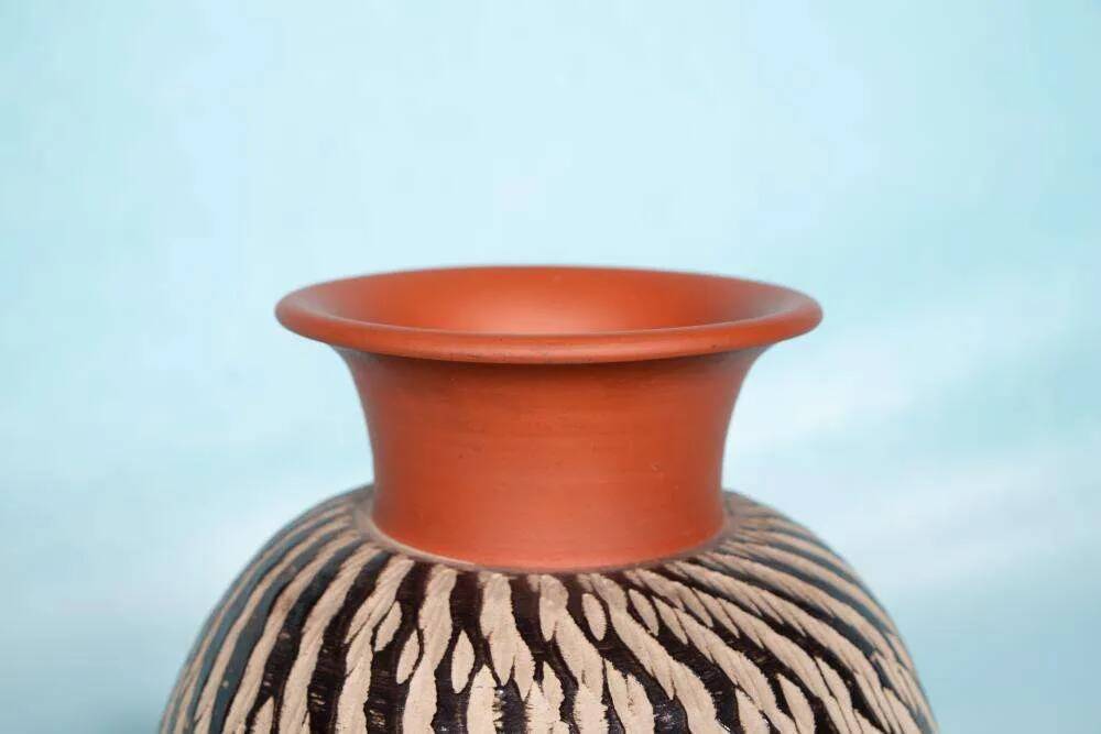 Vintage minimalist ceramic vase Wekara sgraffito