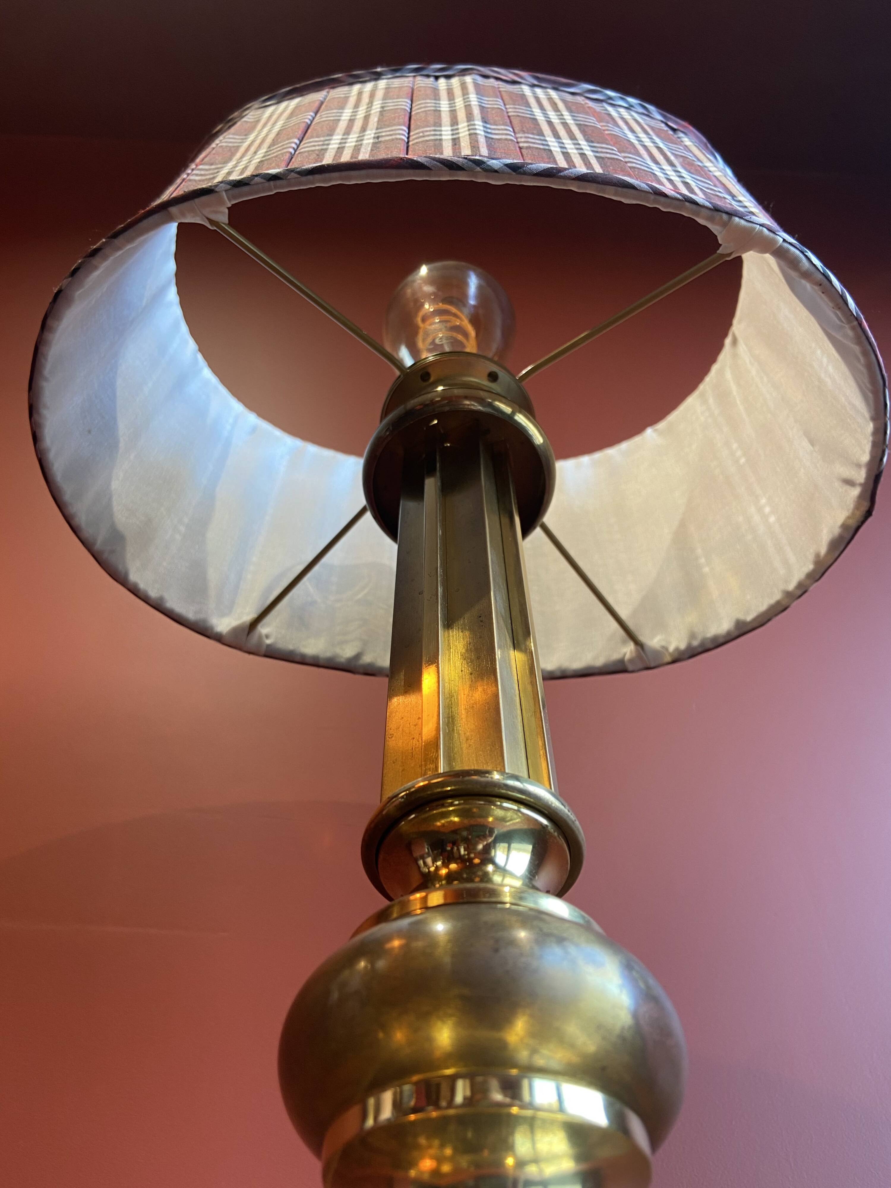 Lamp base in gilded brass, oval silk lampshade with a checkered pattern in burgundy.