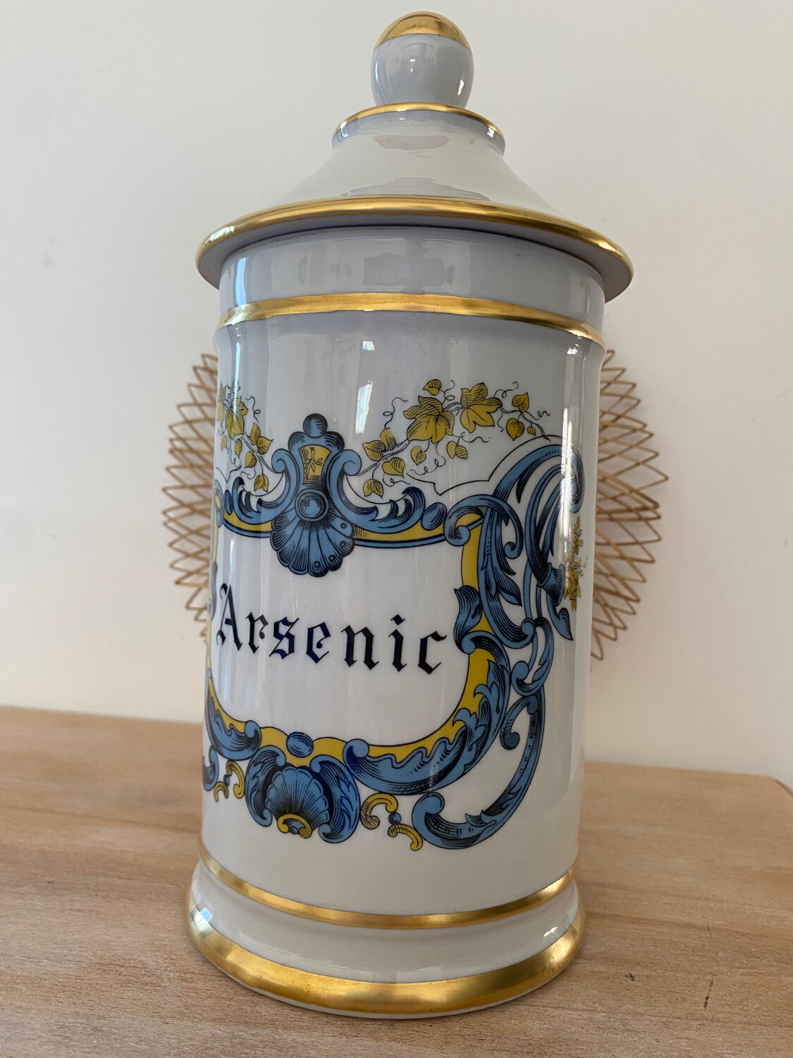 Pot à pharmacie Arsenic porcelaine blanche et dorée