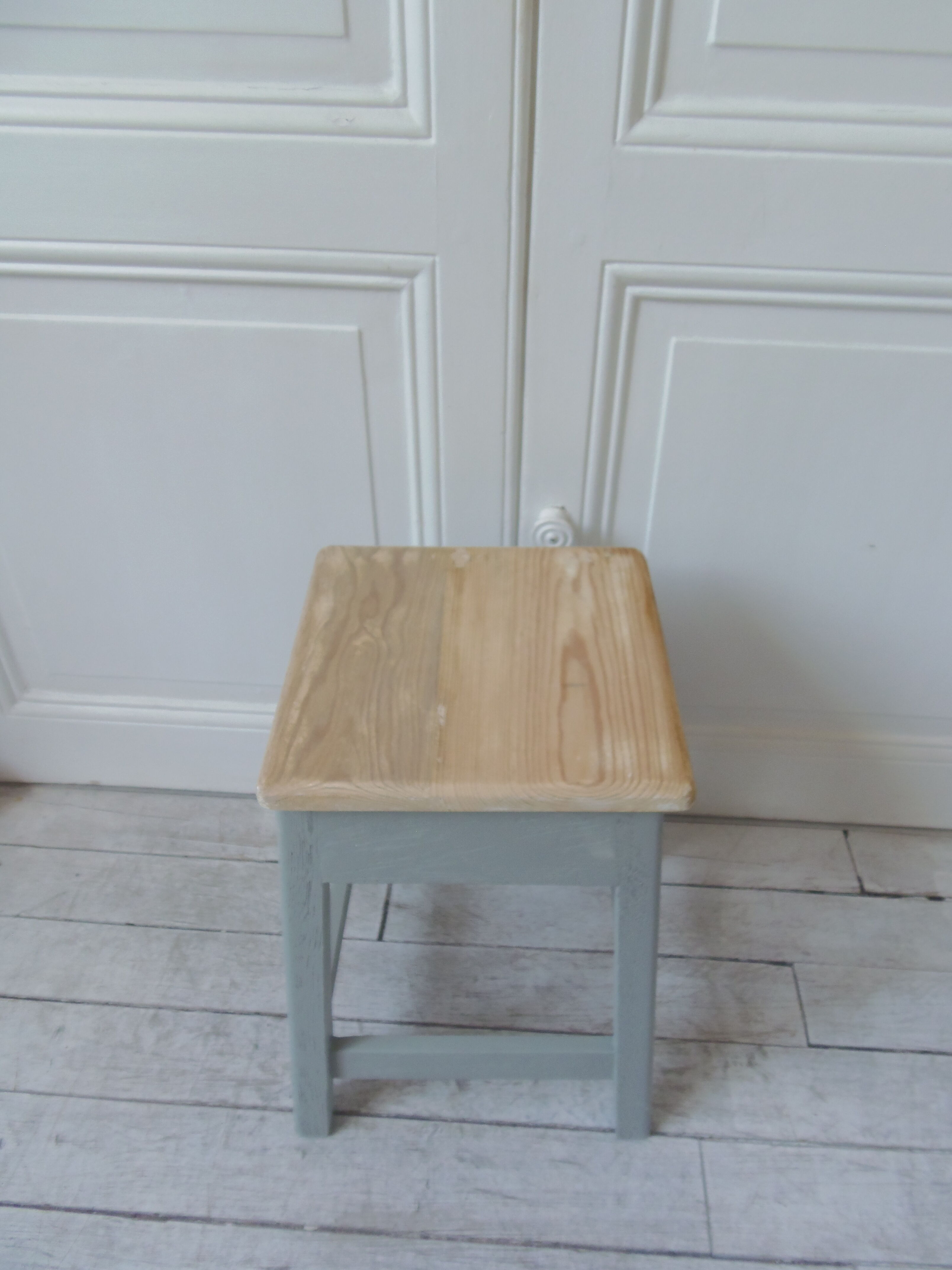 Vintage shoeshine stool base green of gray, wooden seat