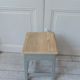 Tabouret de cireur vintage piètement vert de gris, assise bois
