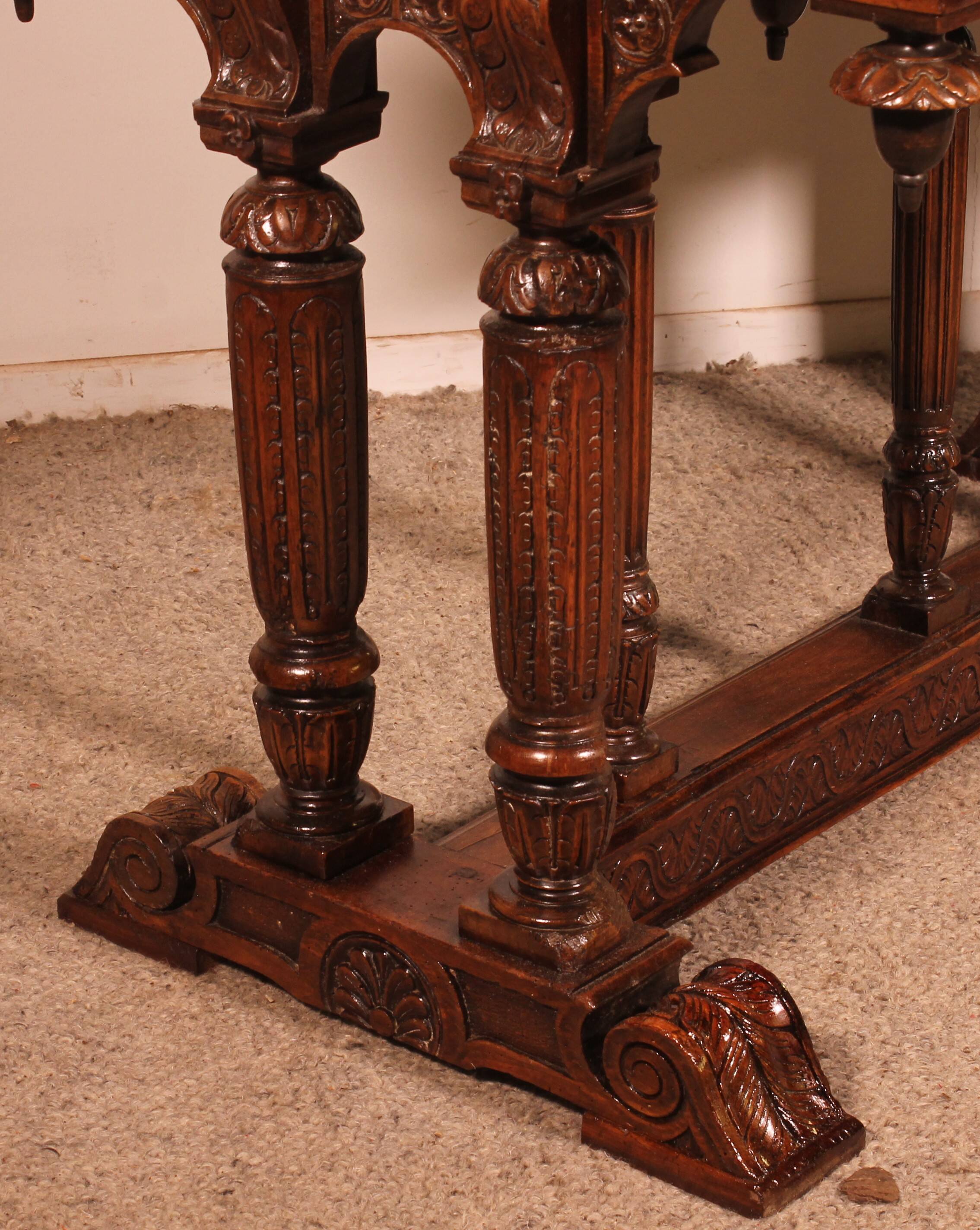 Table de milieu d'époque Renaissance en noyer
