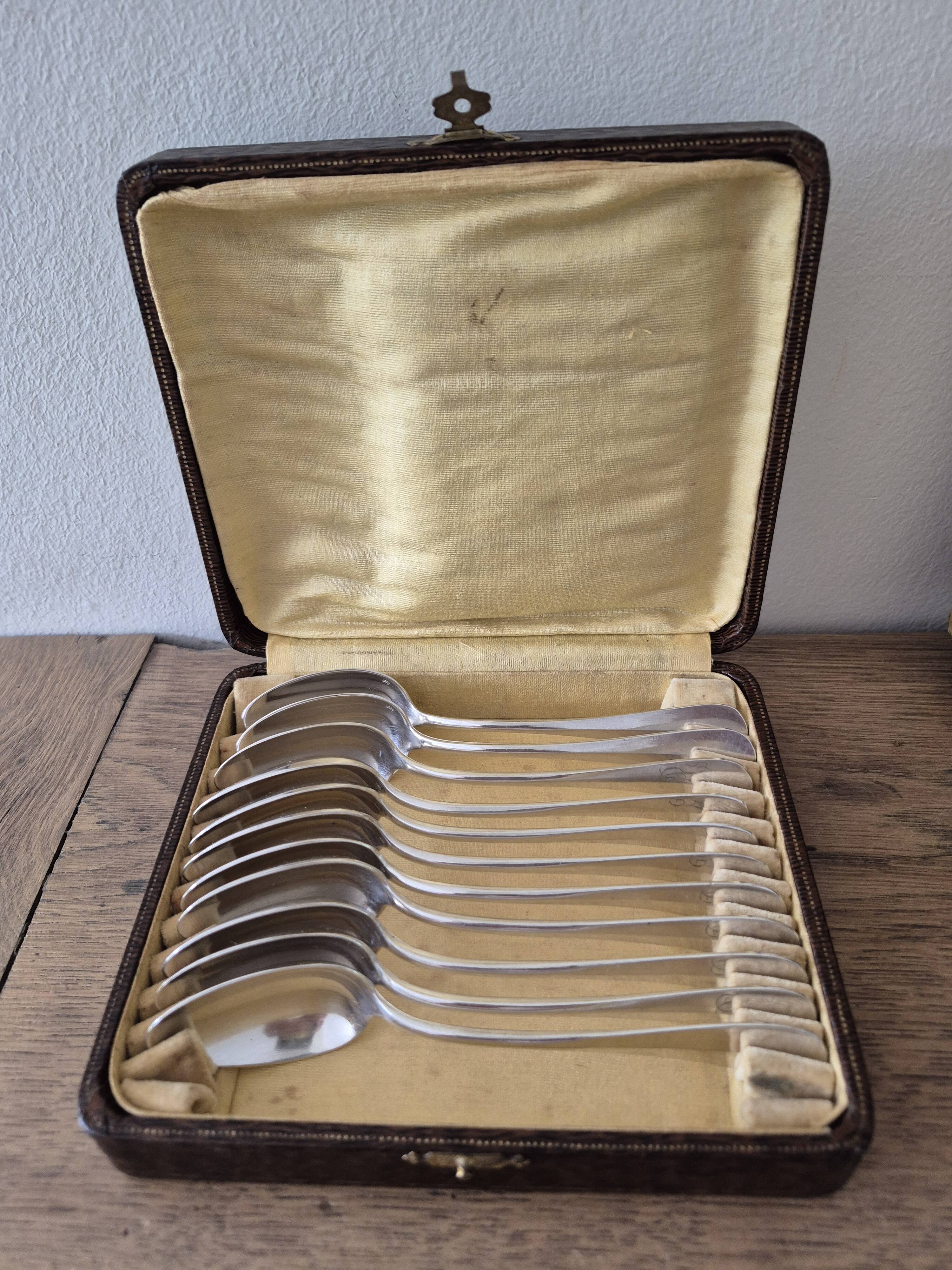 Dessert spoons, silver coffee spoons, small Baguette spoons.