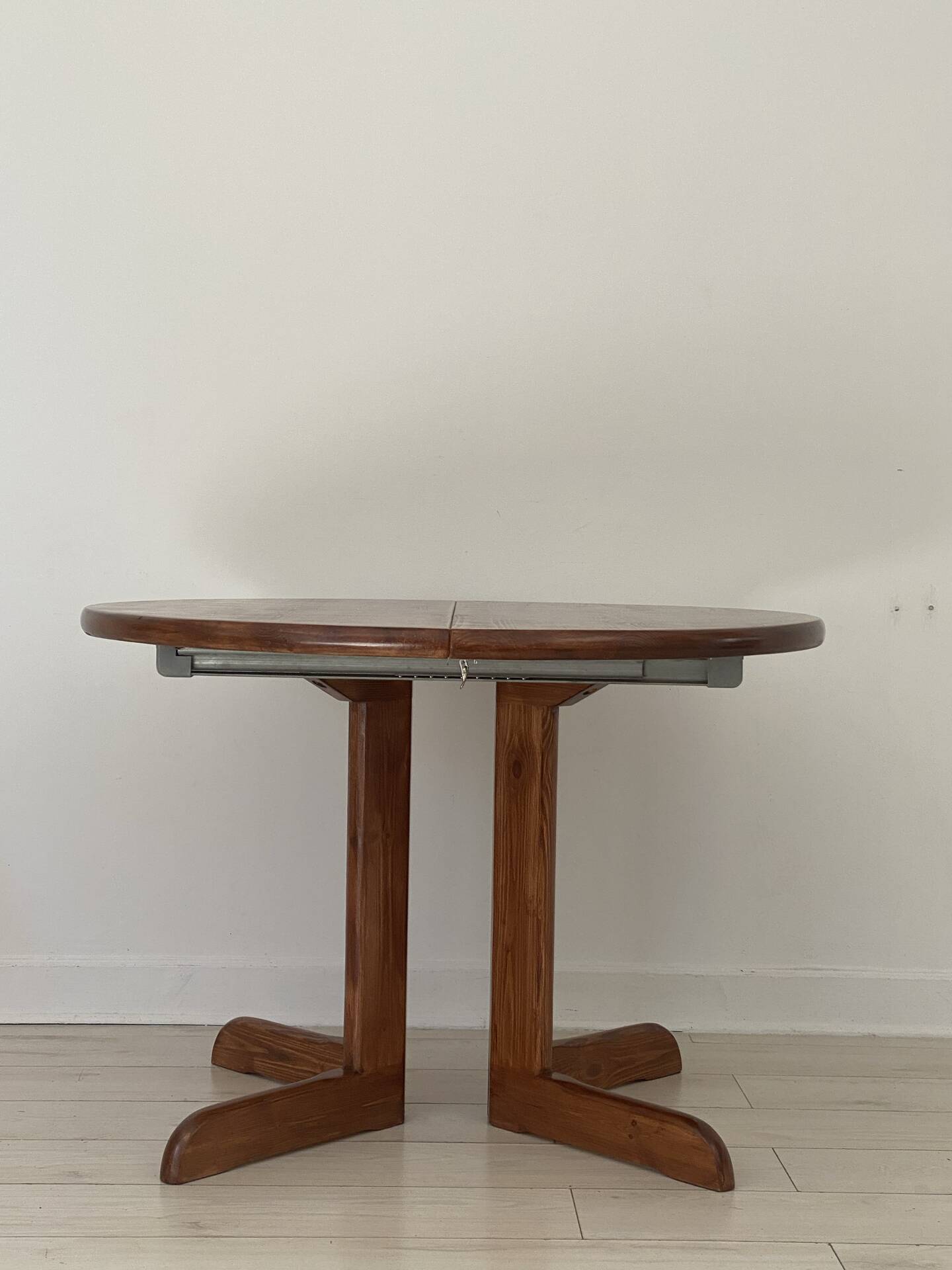 Extendable table for 4/6 people in pine.