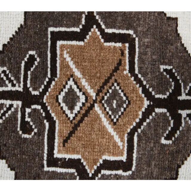 Tapis de couloir turc Oushak vintage fait main en laine et coton blanc
