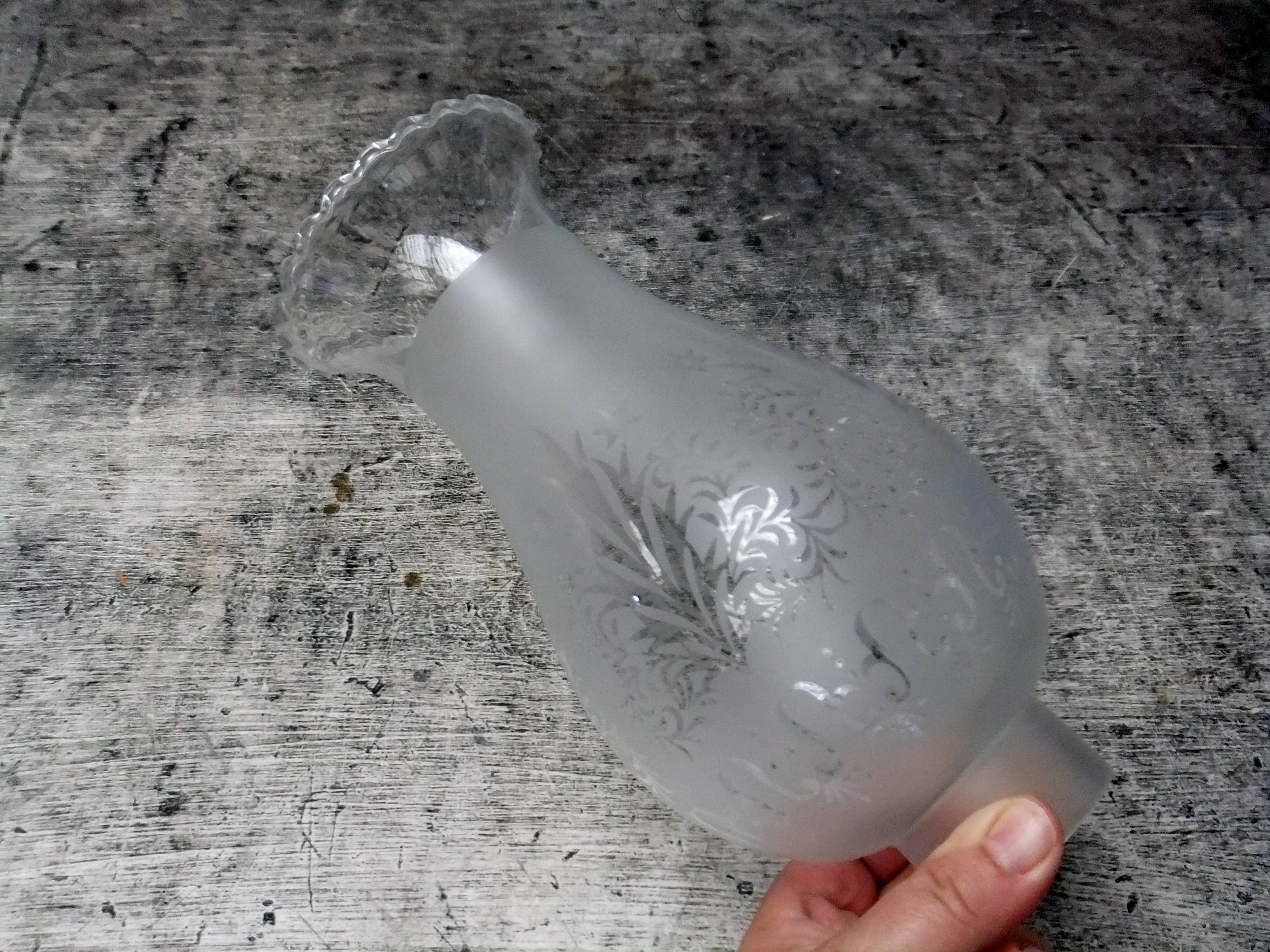 Globe ancien  pour lampe à pétrole  tulipe verre gravé