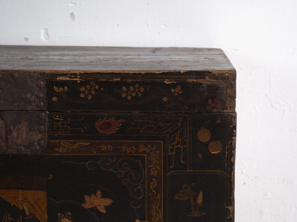Coffre ancien peint en bois de pin – Chine, vers 1900