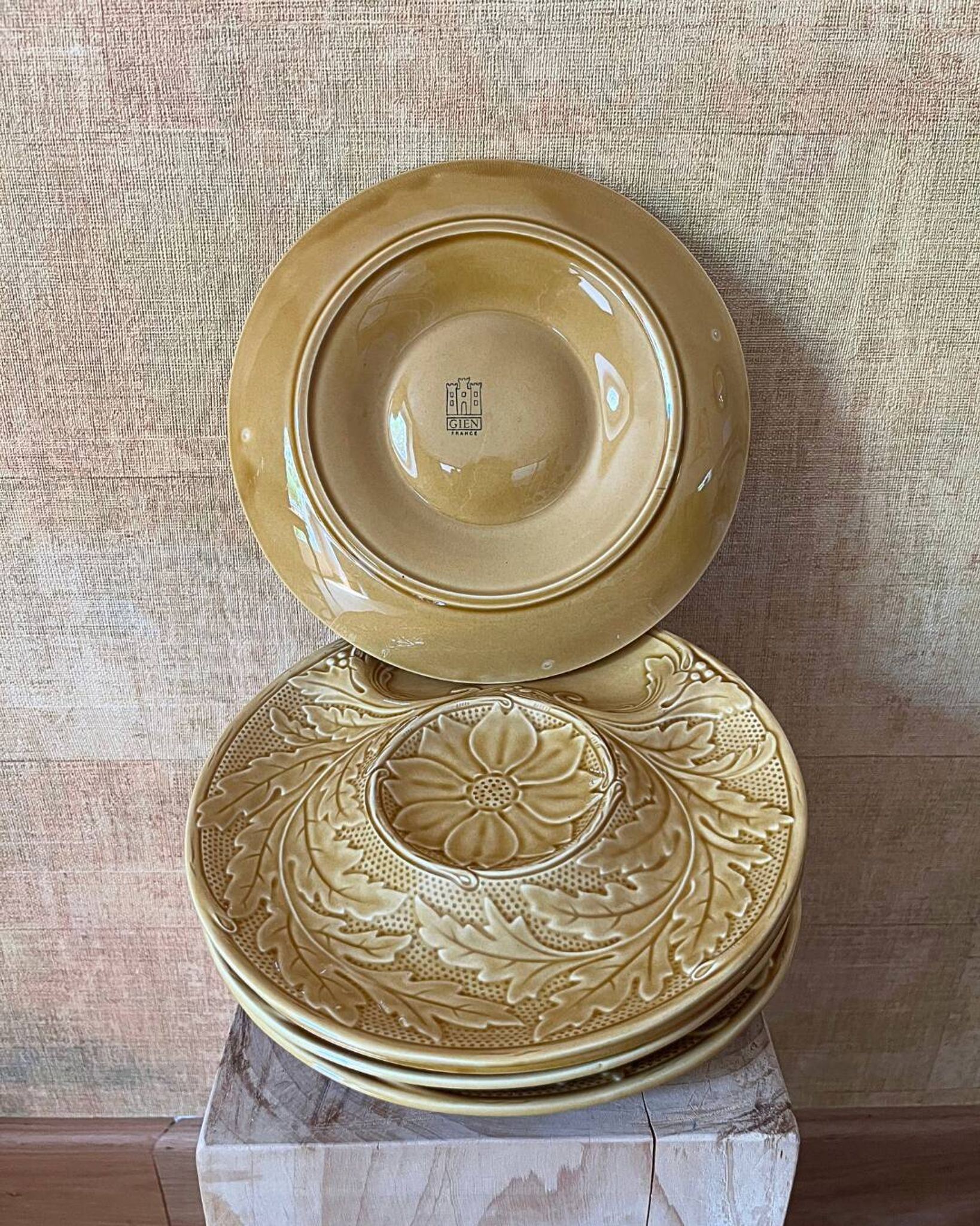 Set of 5 Gien artichoke plates – Golden yellow barbotine