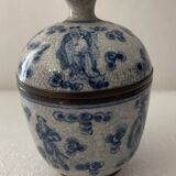 Pot couvert en porcelaine craquelée de Chine muni de la marque Jiaqing