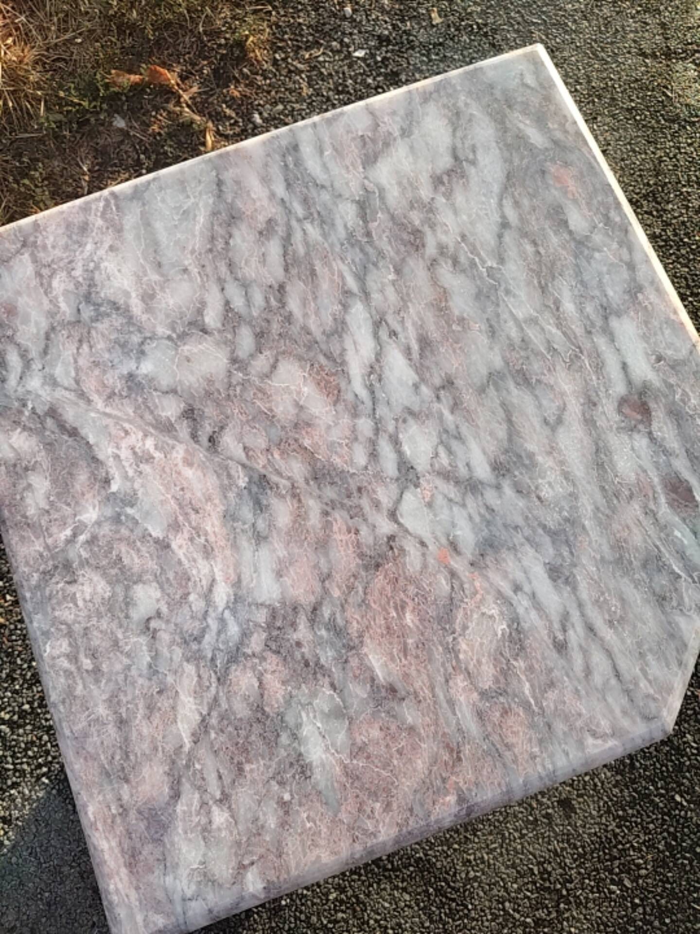 Sculptural coffee table in grey and pink marble – Vintage 1970s/1980s