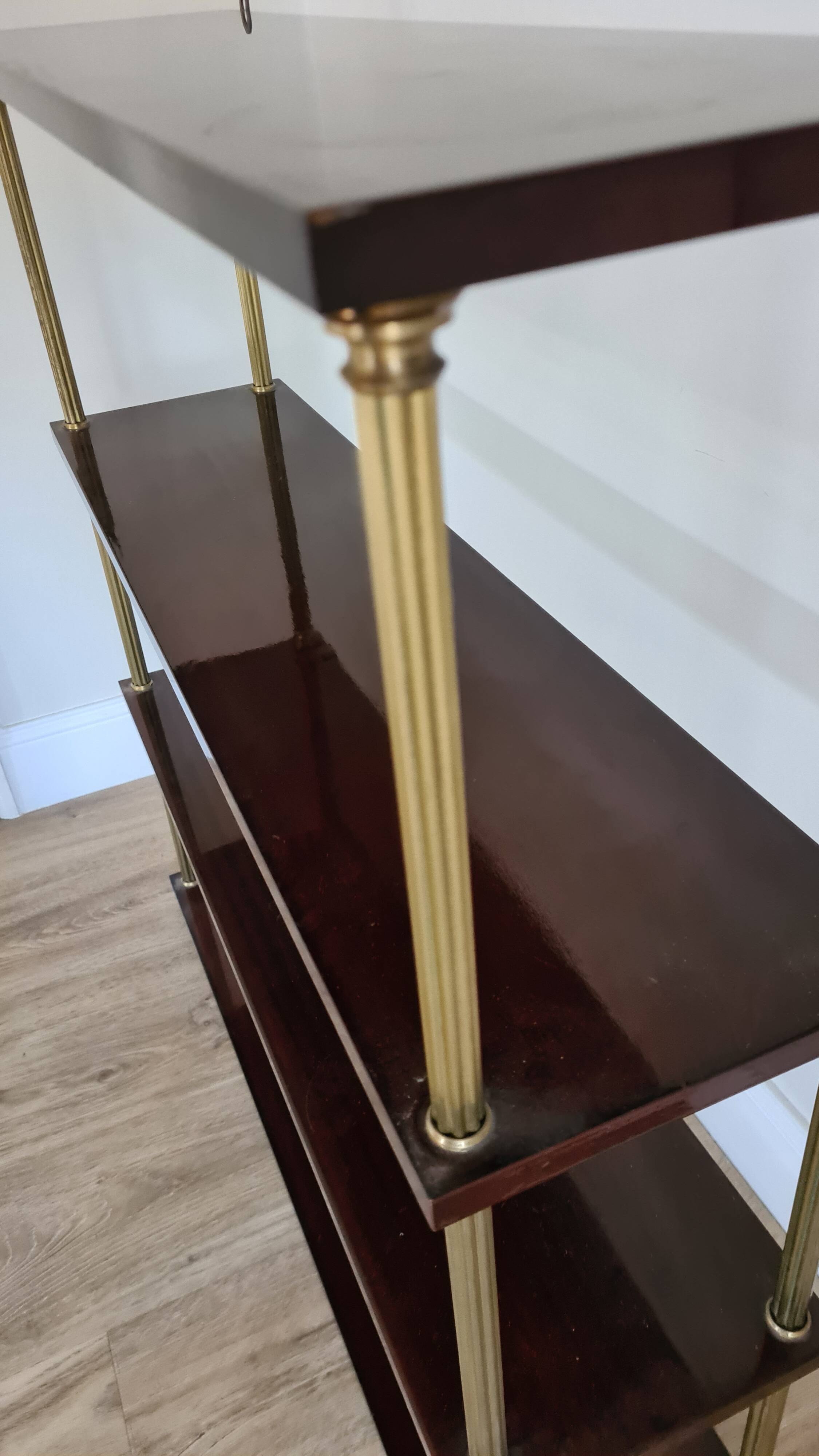 Grande étagère murale en acajou et laiton / années 60